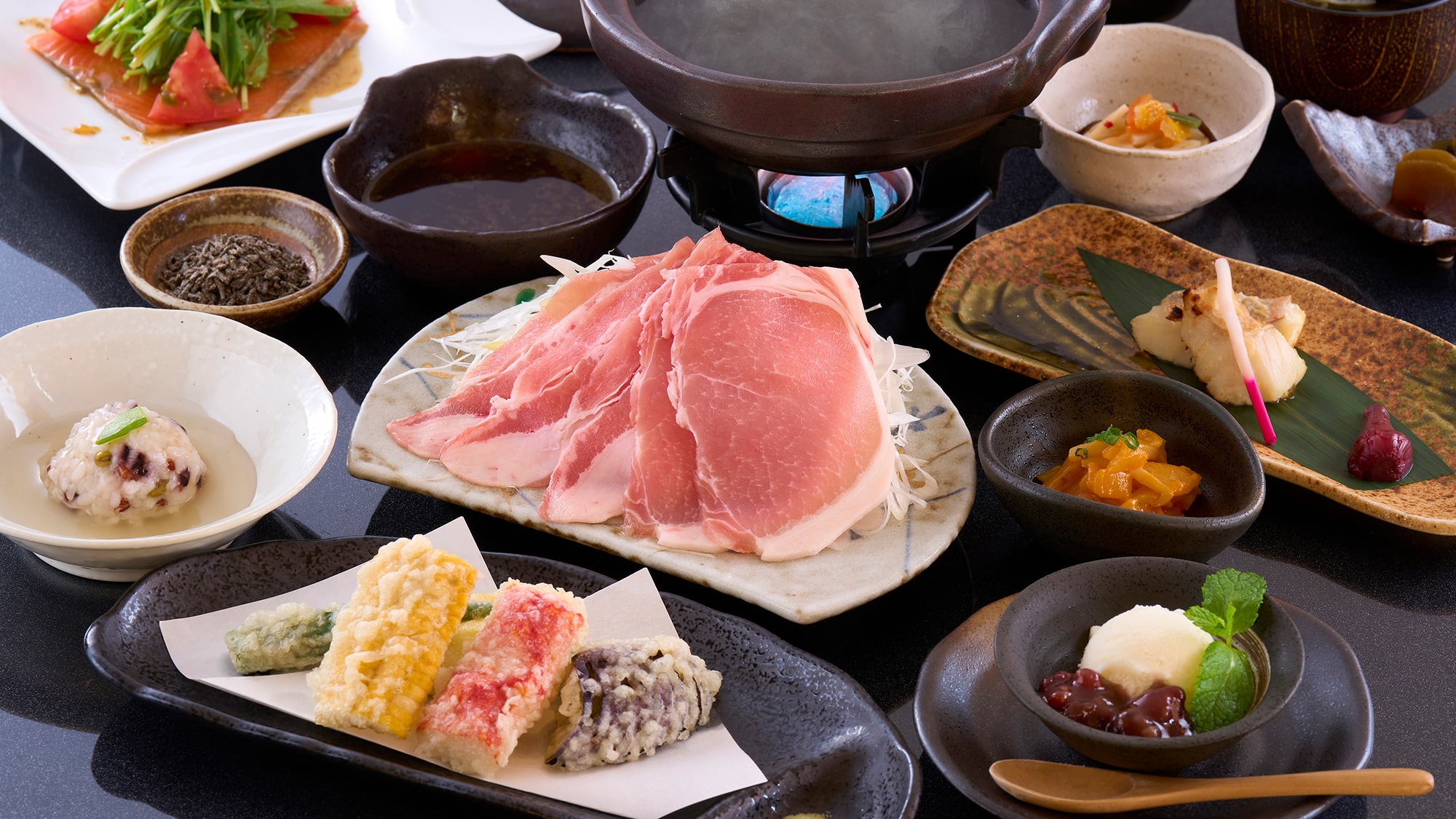 [Dinner example] "Slow food using local ingredients (11 dishes in total)" including hot pot with our own hot spring water