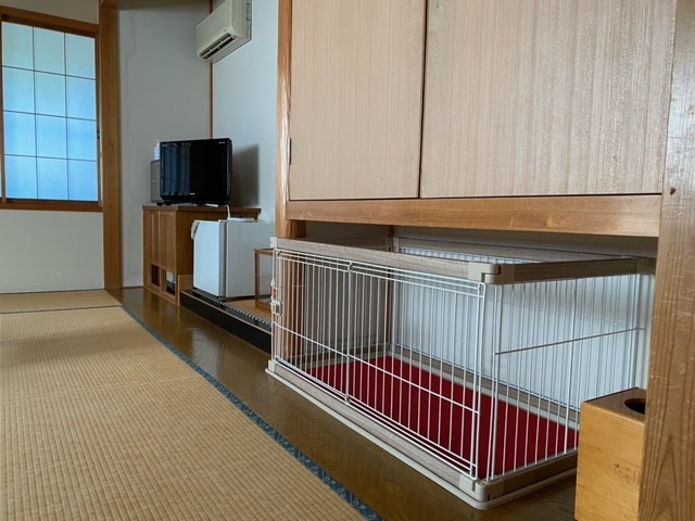 Japanese-style room with playpen for small to medium-sized dogs