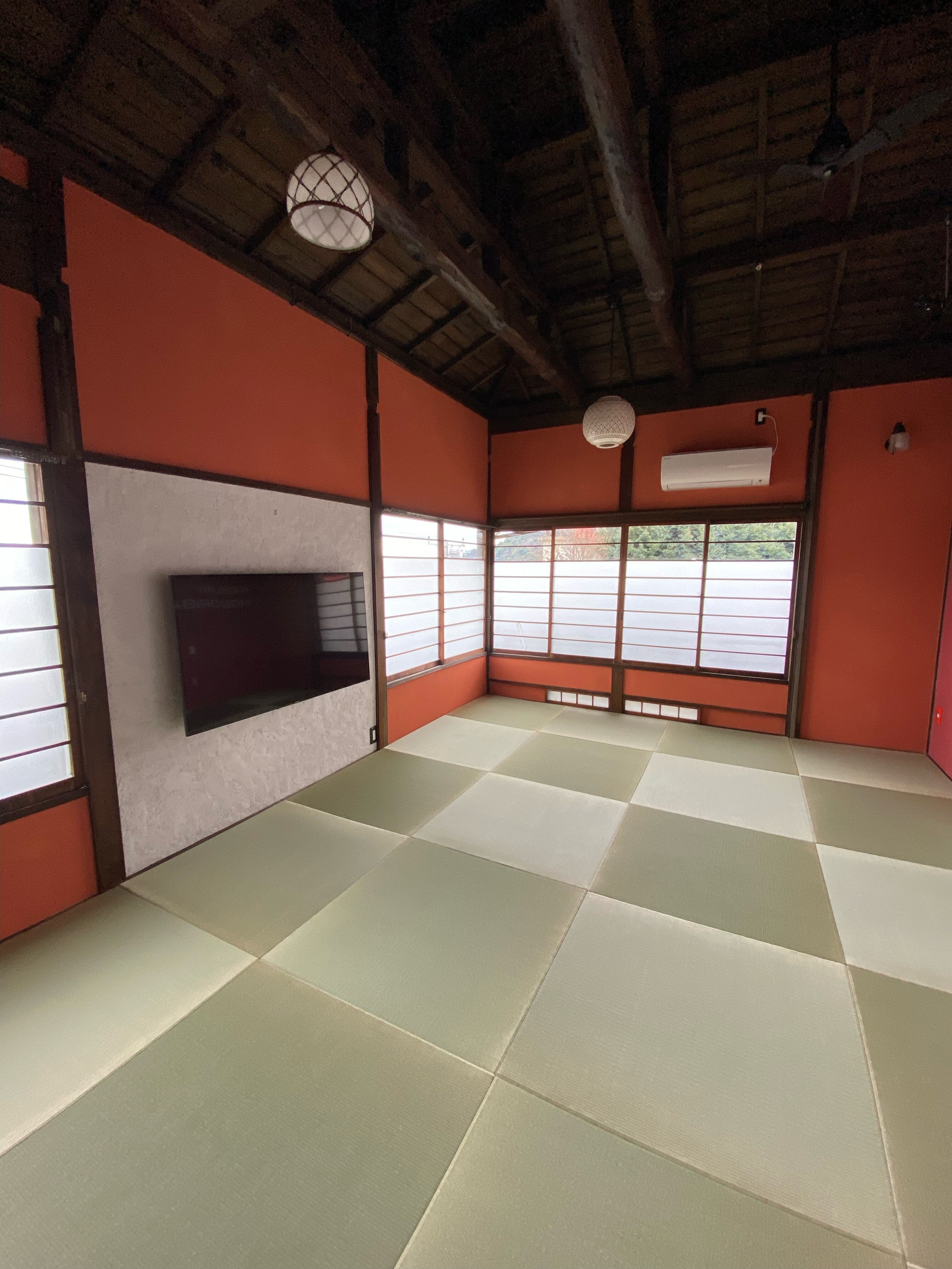 Kamar yang baru direnovasi ini menawarkan pemandangan spektakuler.