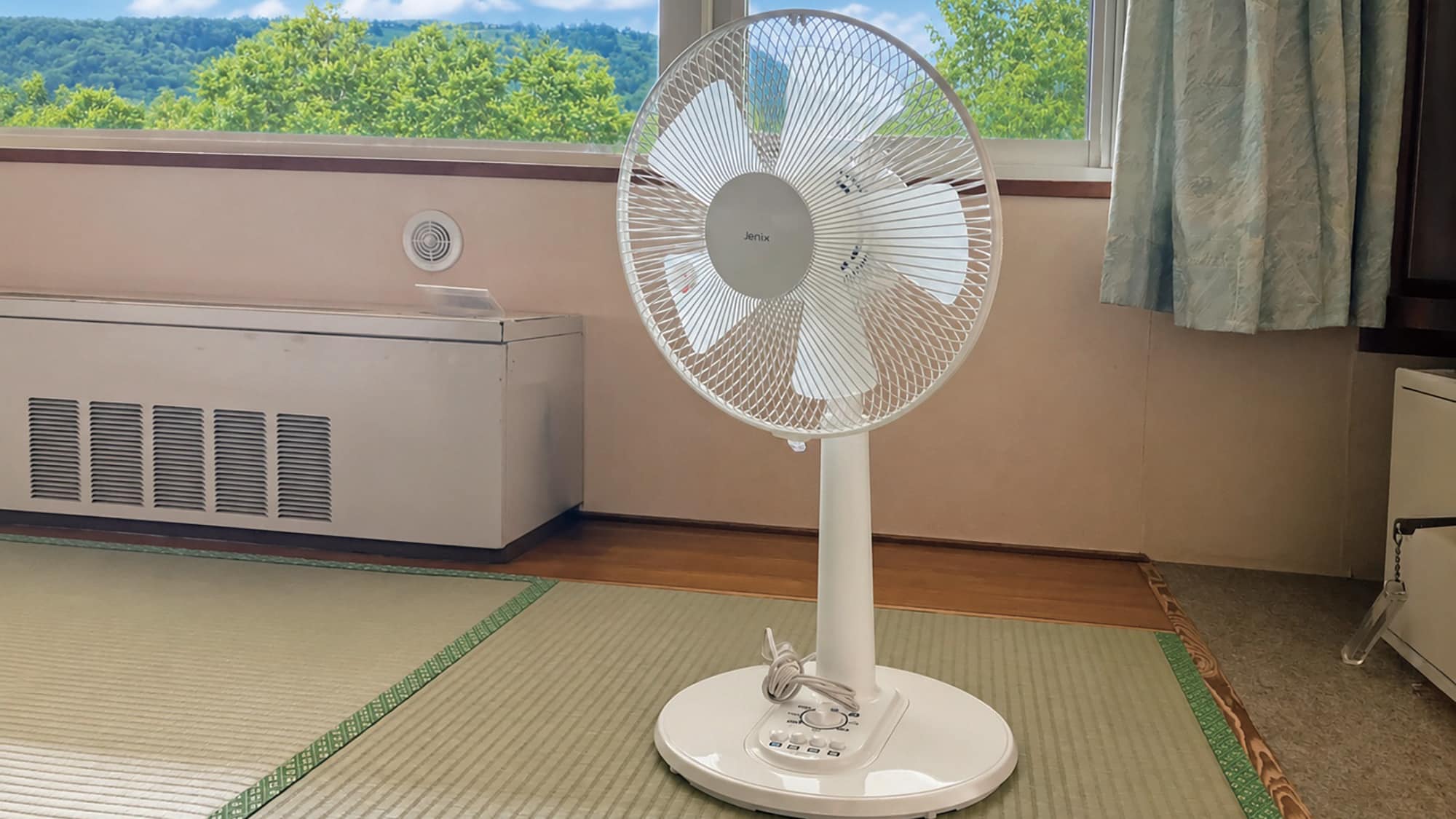 ห้องพักทุกห้องมีพัดลมให้บริการ และท่านยังสามารถ เพลิดเพลินกับลมเย็นสบายจากที่สูง 1,800 เมตรได้อีกด้วย