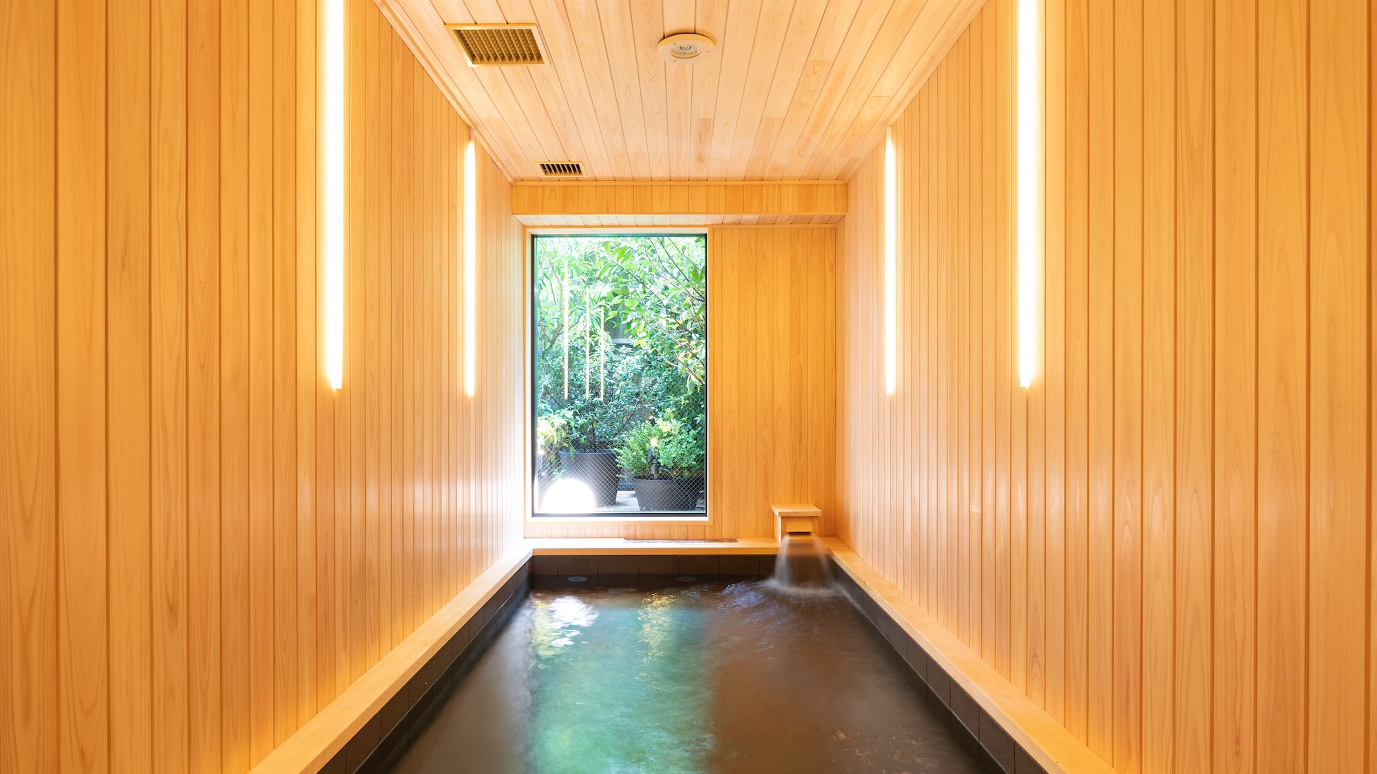 [5th floor] Large bath and shower booth