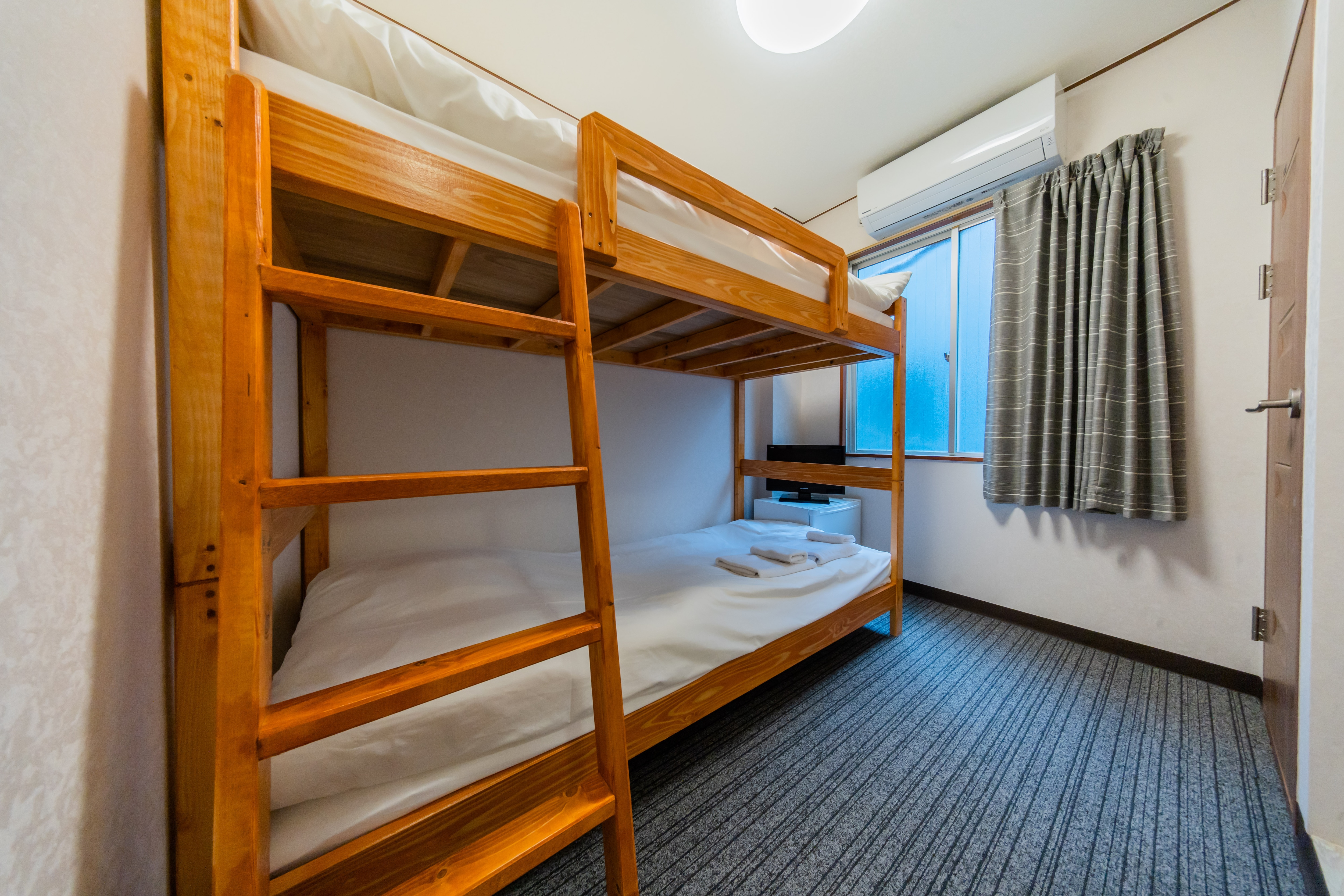[1 bunk bed/shower toilet] For 1-2 people