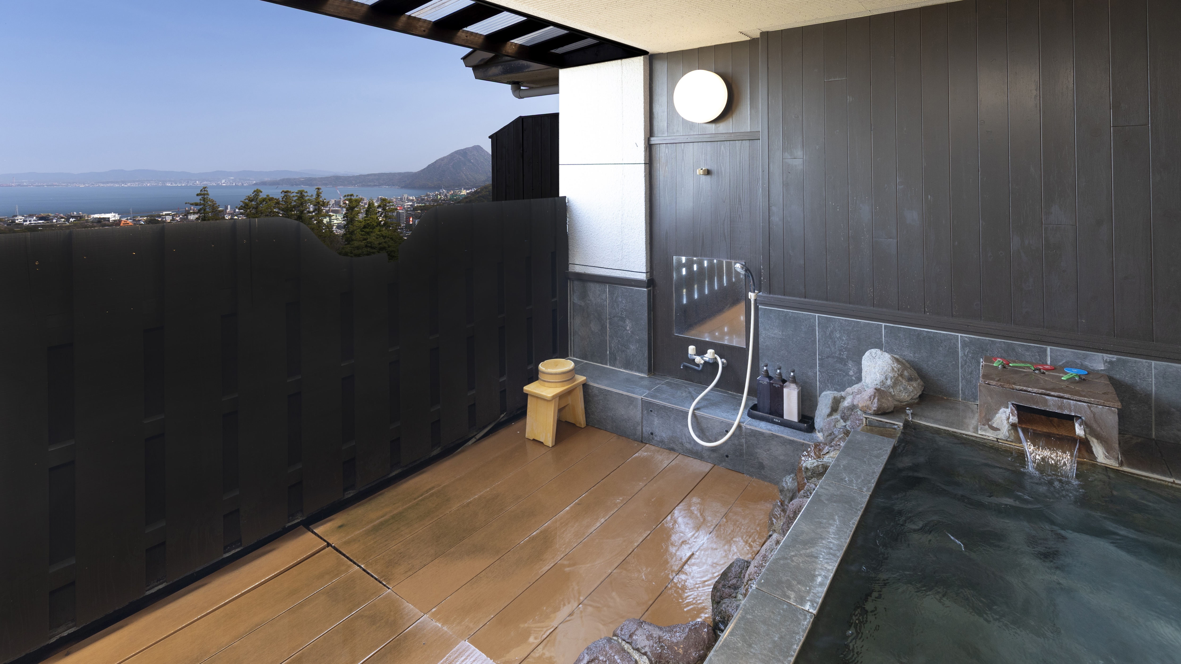 [Main building 2nd floor] Japanese-style room with a half-open-air bath and a great view, "Kirishima"
