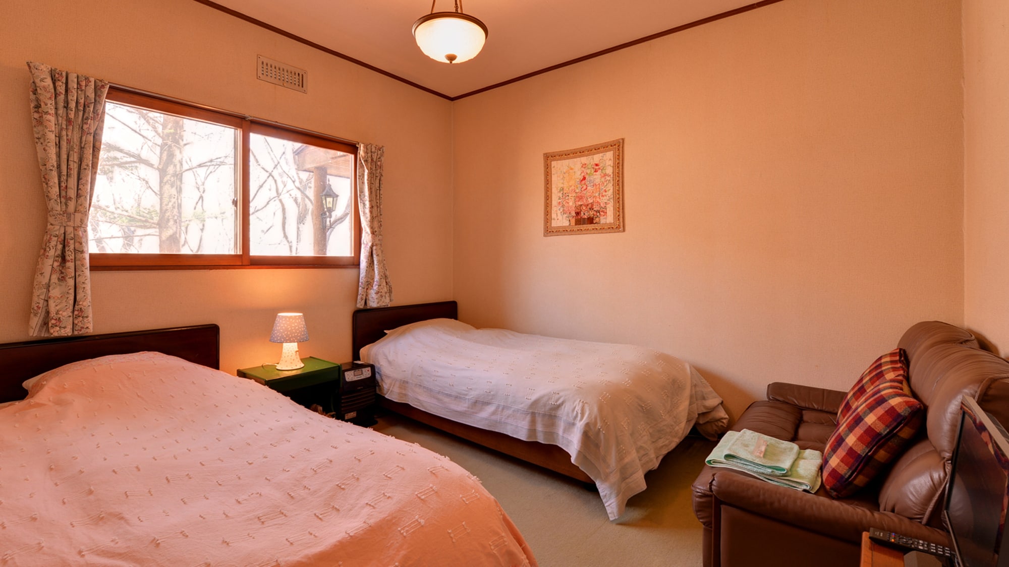 *Twin with bathroom (example of guest room)/The light coming in through the window brightens the room. Wake up to gentle natural light in the morning.