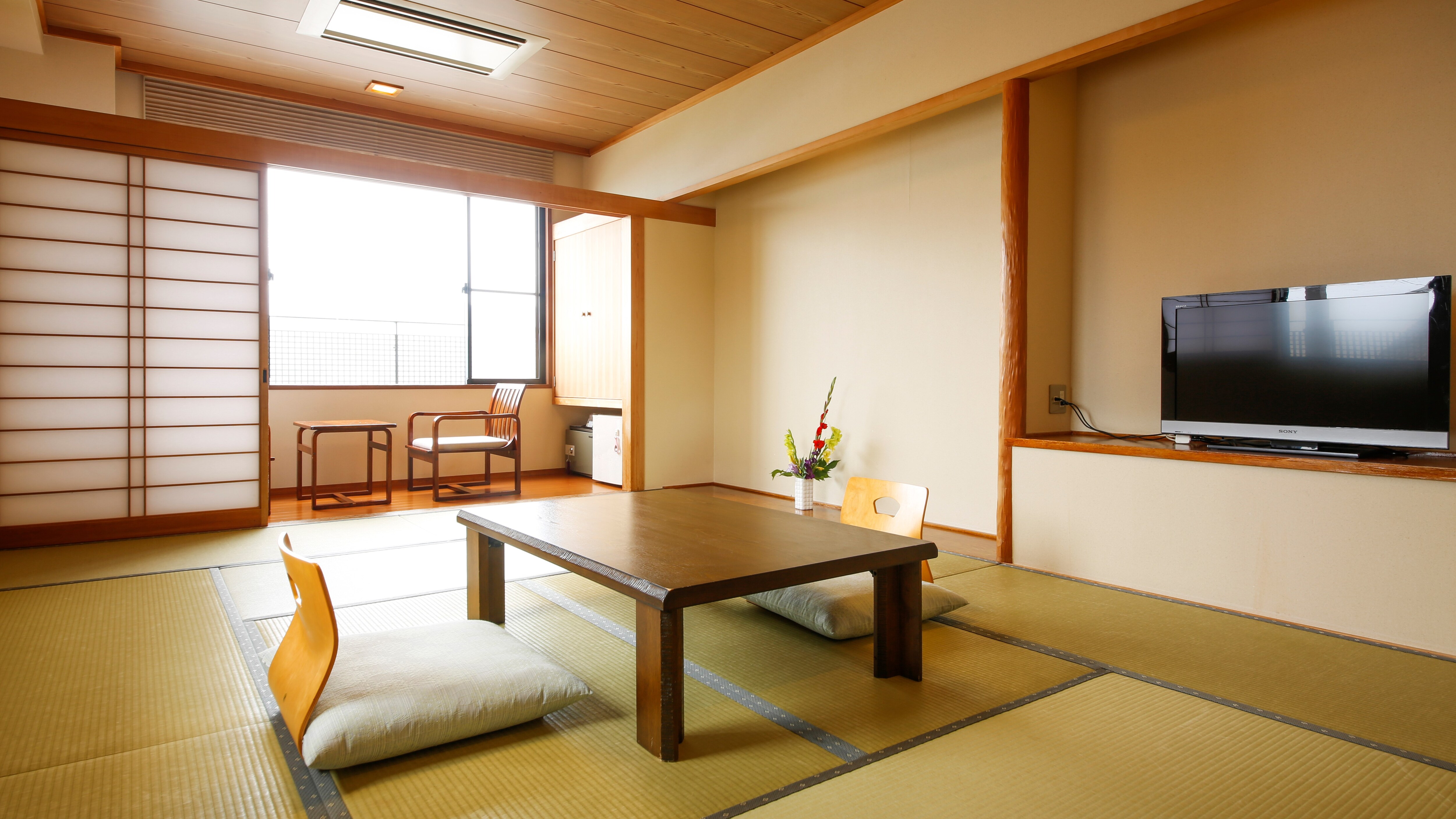 In a clean and quiet Japanese-style room, you can forget about the hustle and bustle of everyday life and relax.