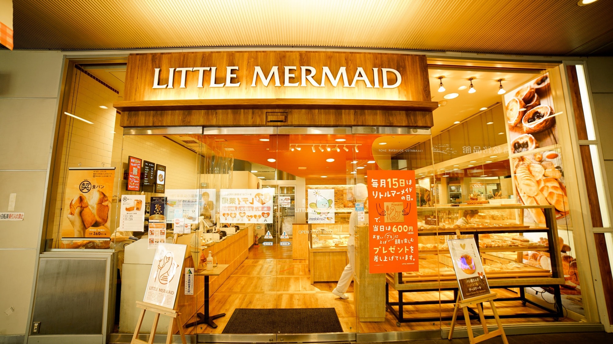 For breakfast, choose your favorite bread at the local bakery Little Mermaid ♪ ★