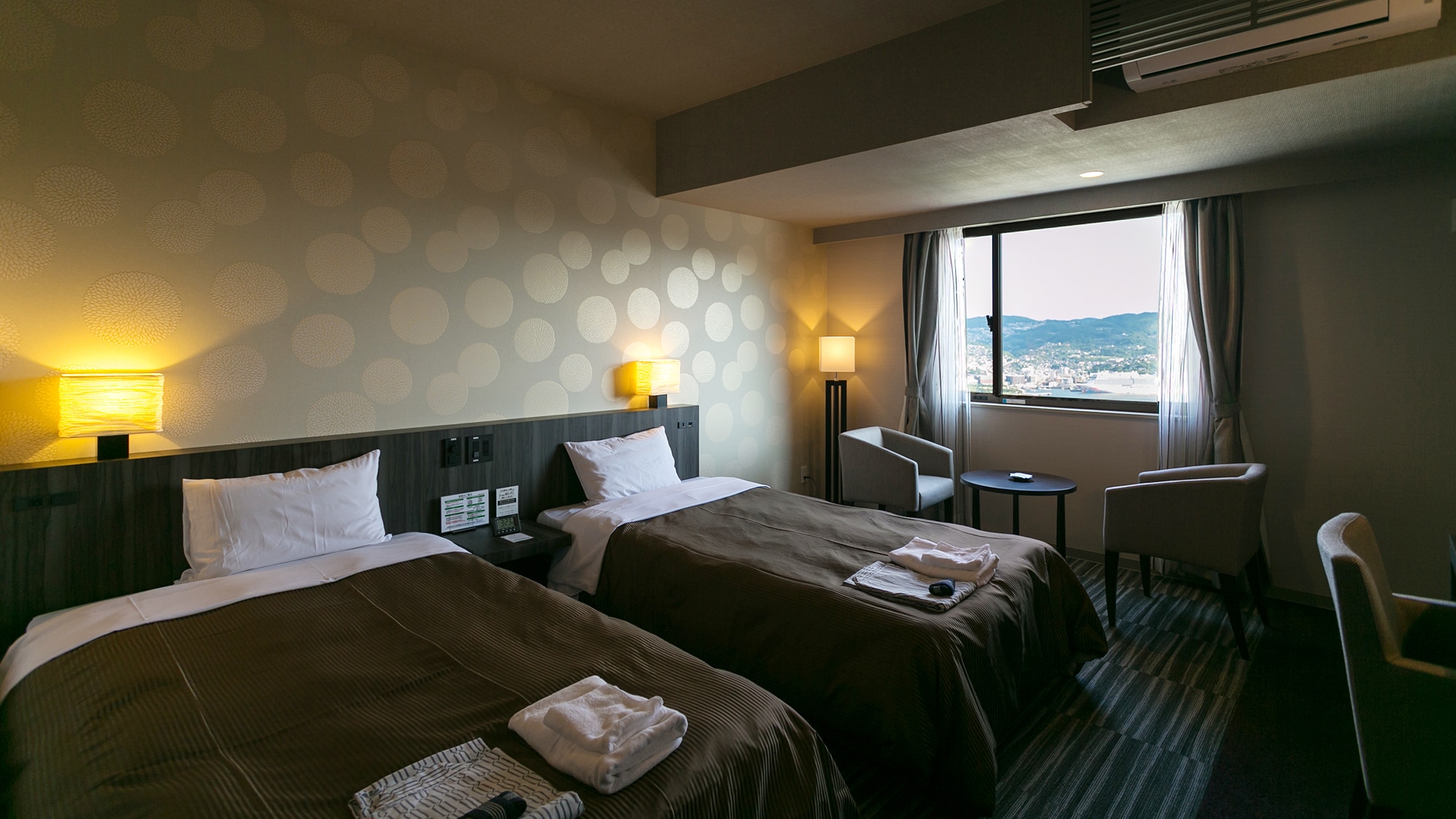 [High floor harbor view twin] A twin room where you can see the beautiful night view of the port side from the high floor