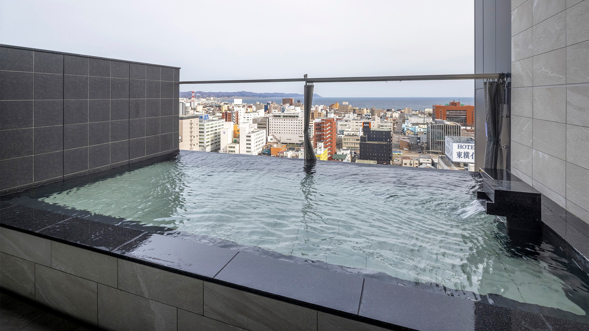 ■Open-air bath (city side)/You can enjoy the open-air bath on a rotating basis between men and women.