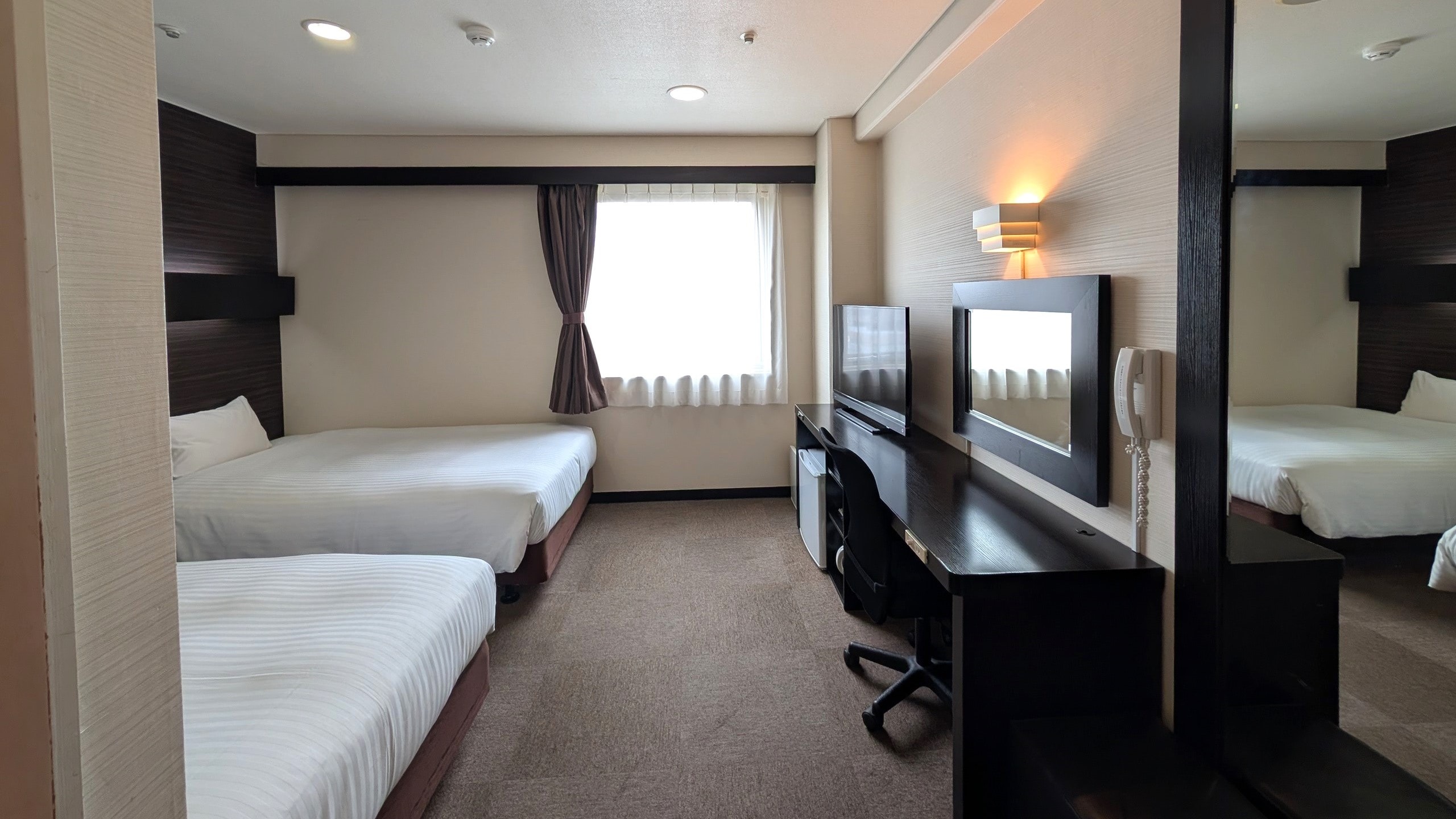 Twin Room [Two semi-double beds, 18 sq m]