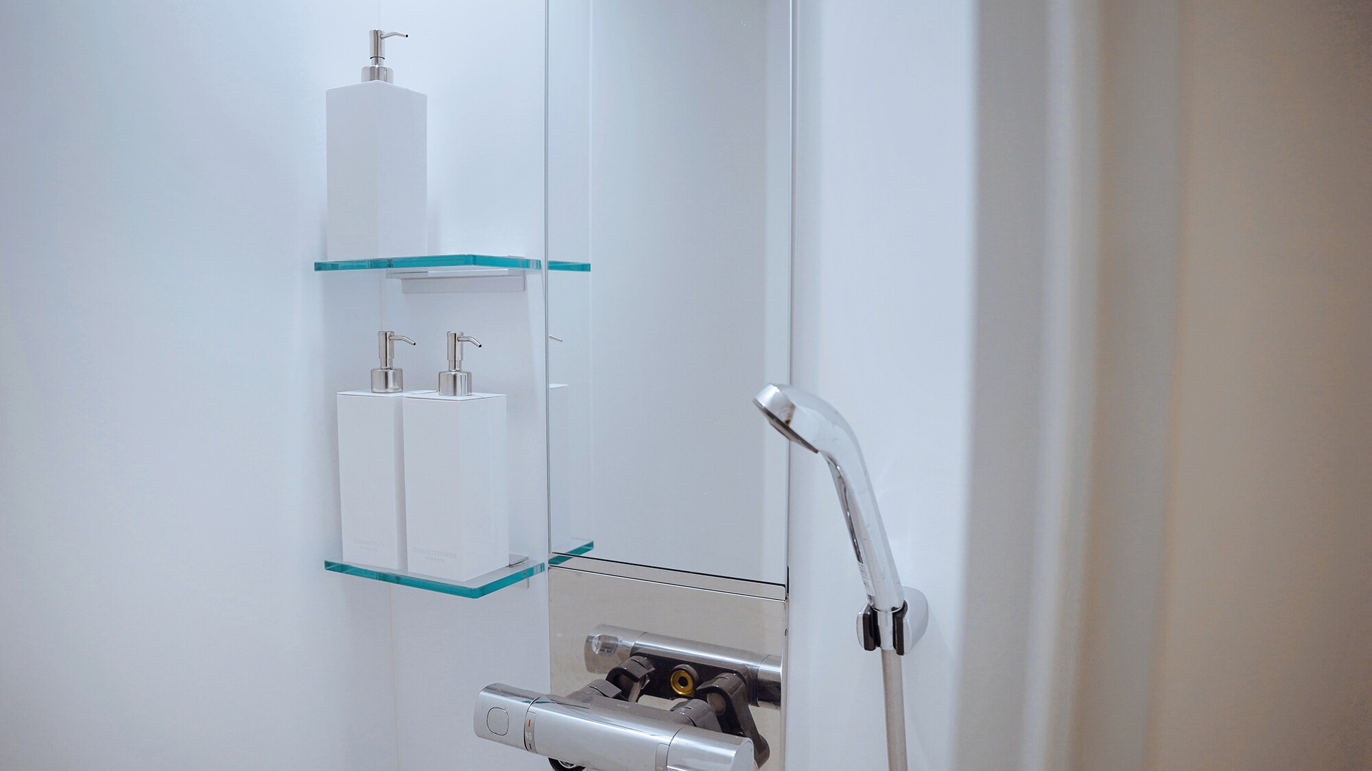 [Shower booth] There is no bathtub.