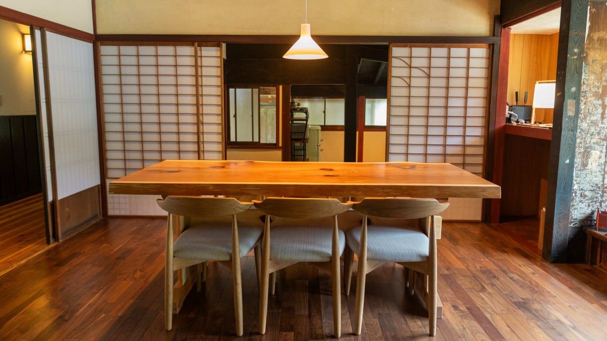 [Mineoto] Dining. The space has been renovated to combine the good old atmosphere with modern comfort.