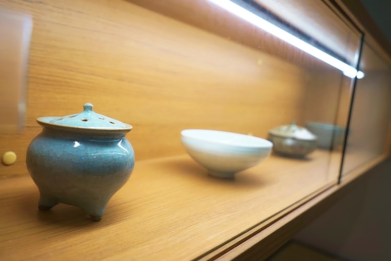 Kiyomizu ware pottery on display