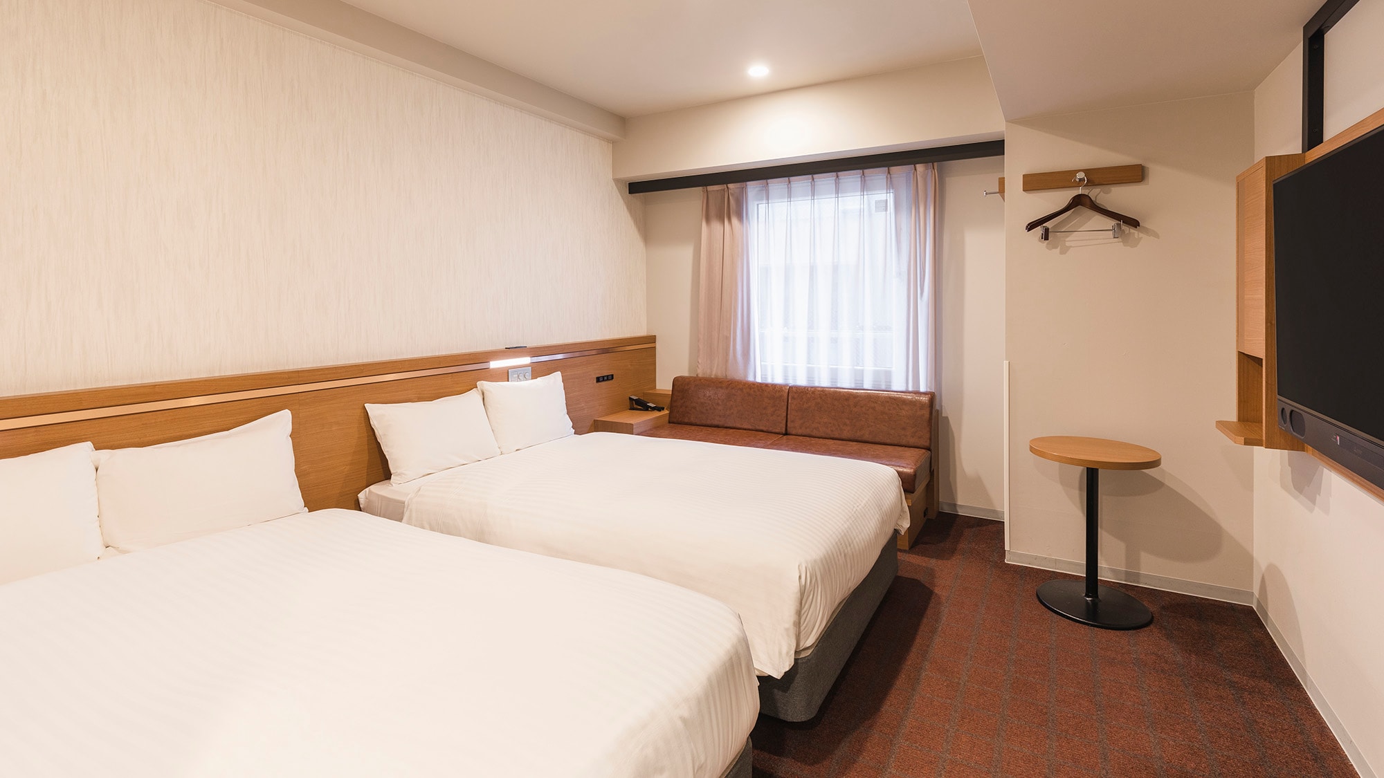 ・【豪華雙床房】配有兩張寬敞的席夢思小雙人床（寬120厘米）和沙發的房間。