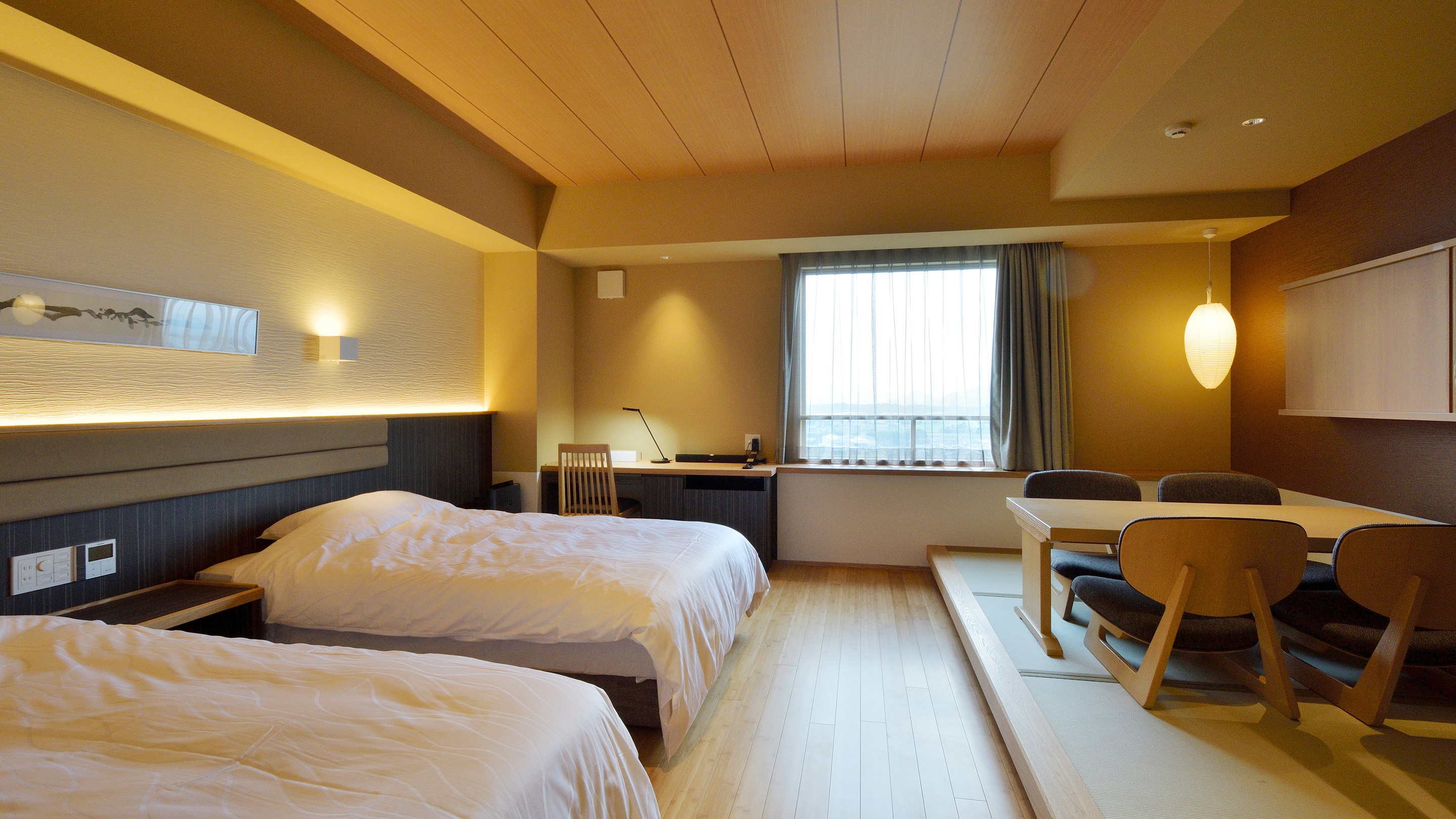 Kamar "Junior Suite Room" bergaya Jepang-Barat (dengan lantai berpemanas)