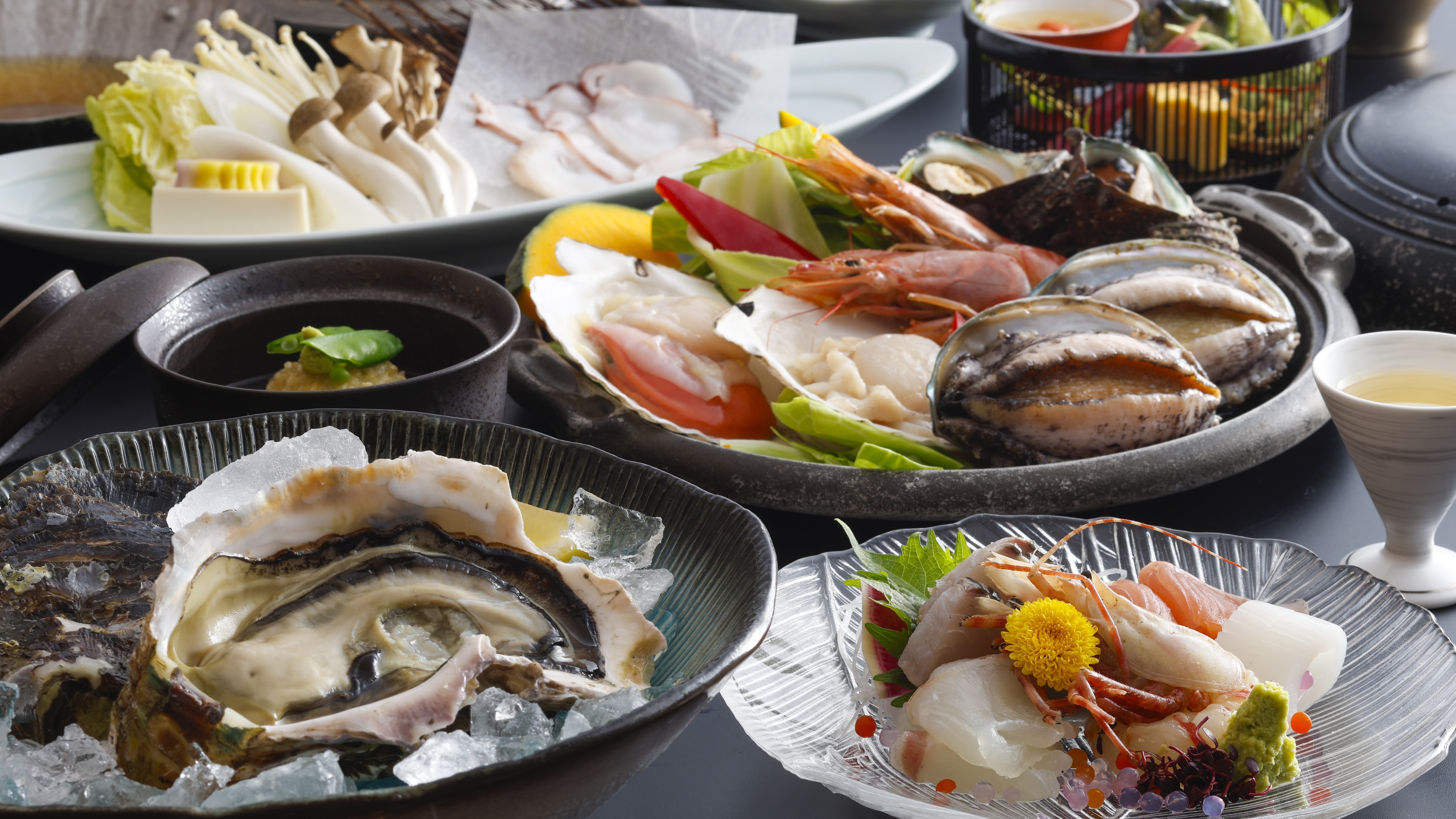 [ฤดูร้อน/อาหารทะเล นางิสะไคเซกิ] เพลิดเพลินไปกับฤดูร้อน◆ ลิ้มรสอาหารพิเศษของซาตาเกะ อาหารทะเลย่างบนจานเซรามิก และรสชาติฤดูร้อนของ "หอยนางรมหิน" และ "ชาบูปลาหมึกยักษ์"!