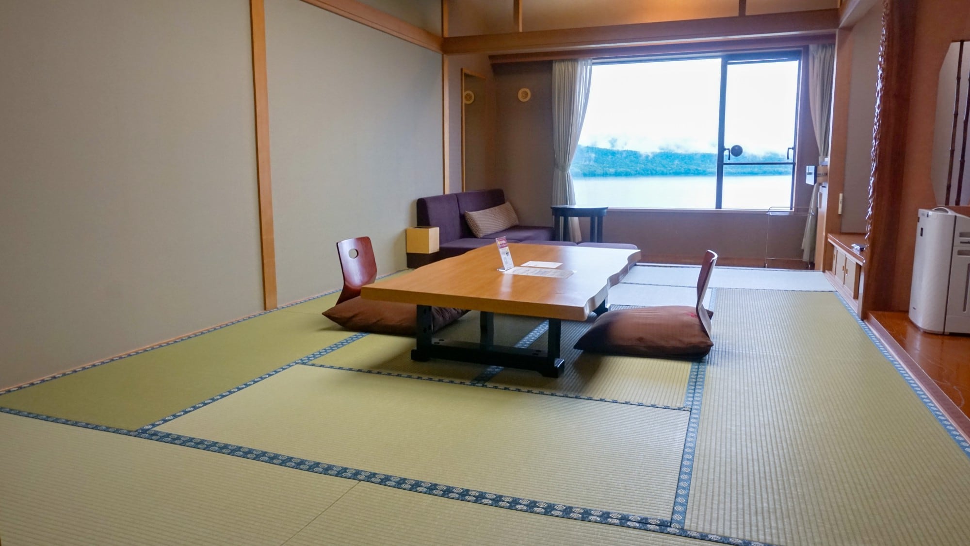 [Lake side] Japanese-style room (with bath) / Japanese-style room where you can stretch your legs and relax (image)