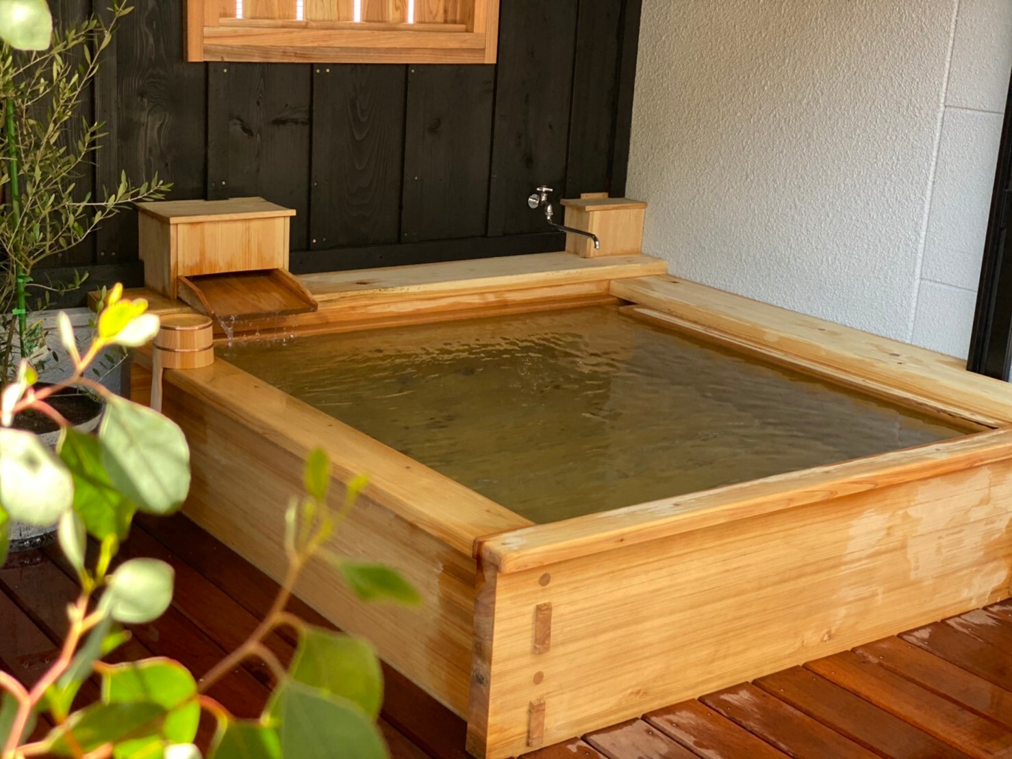 [Rooftop private open-air bath]