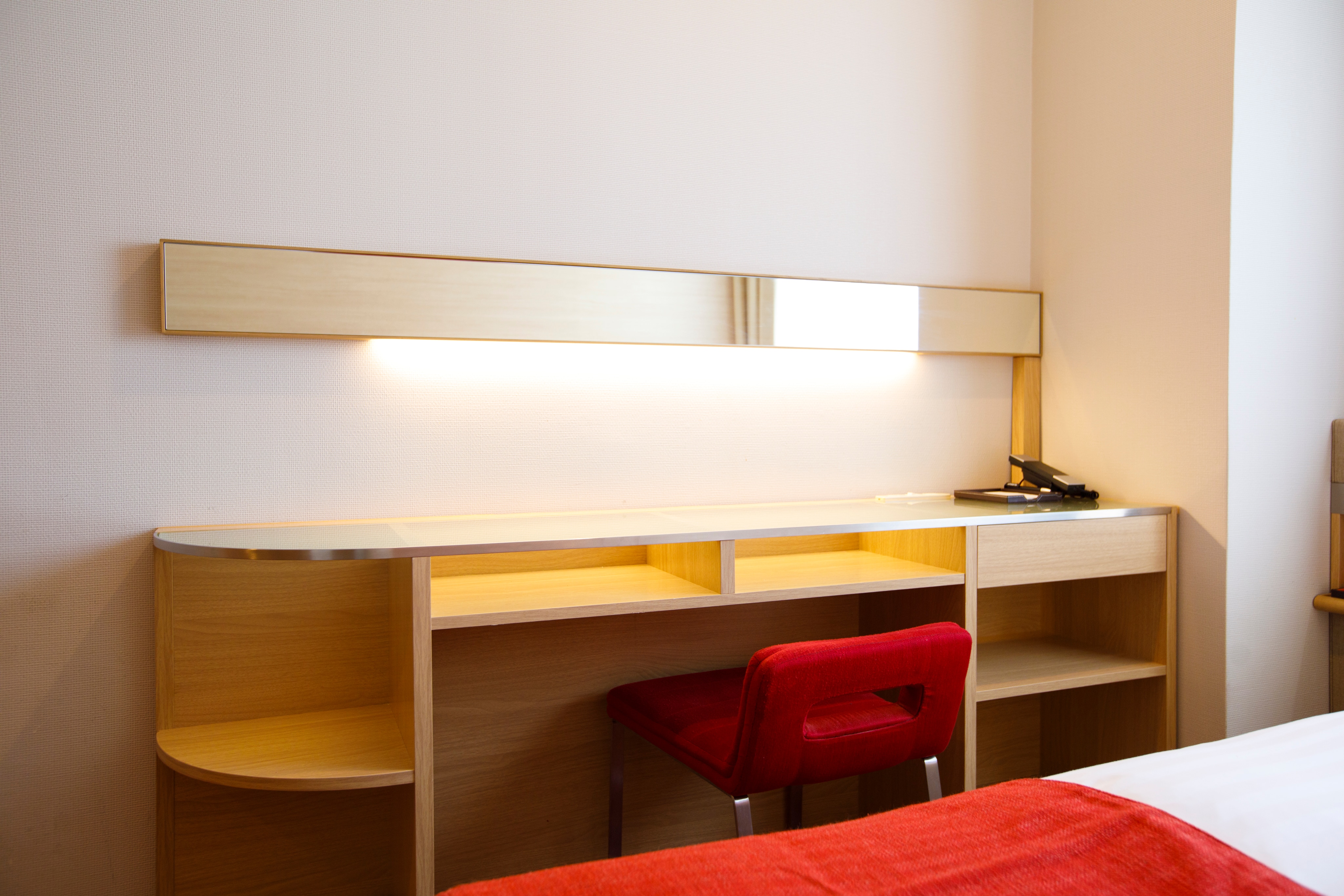 Standard room: desk