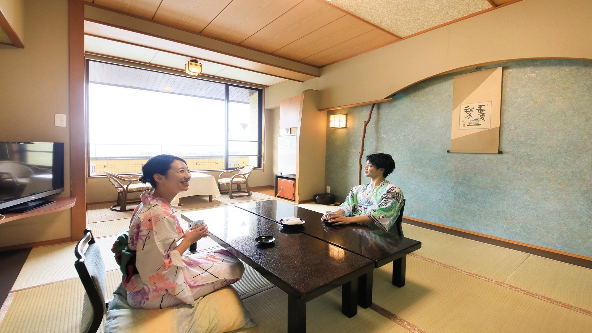 Please spend a relaxing time in a Japanese-style room with a view of the sea.
