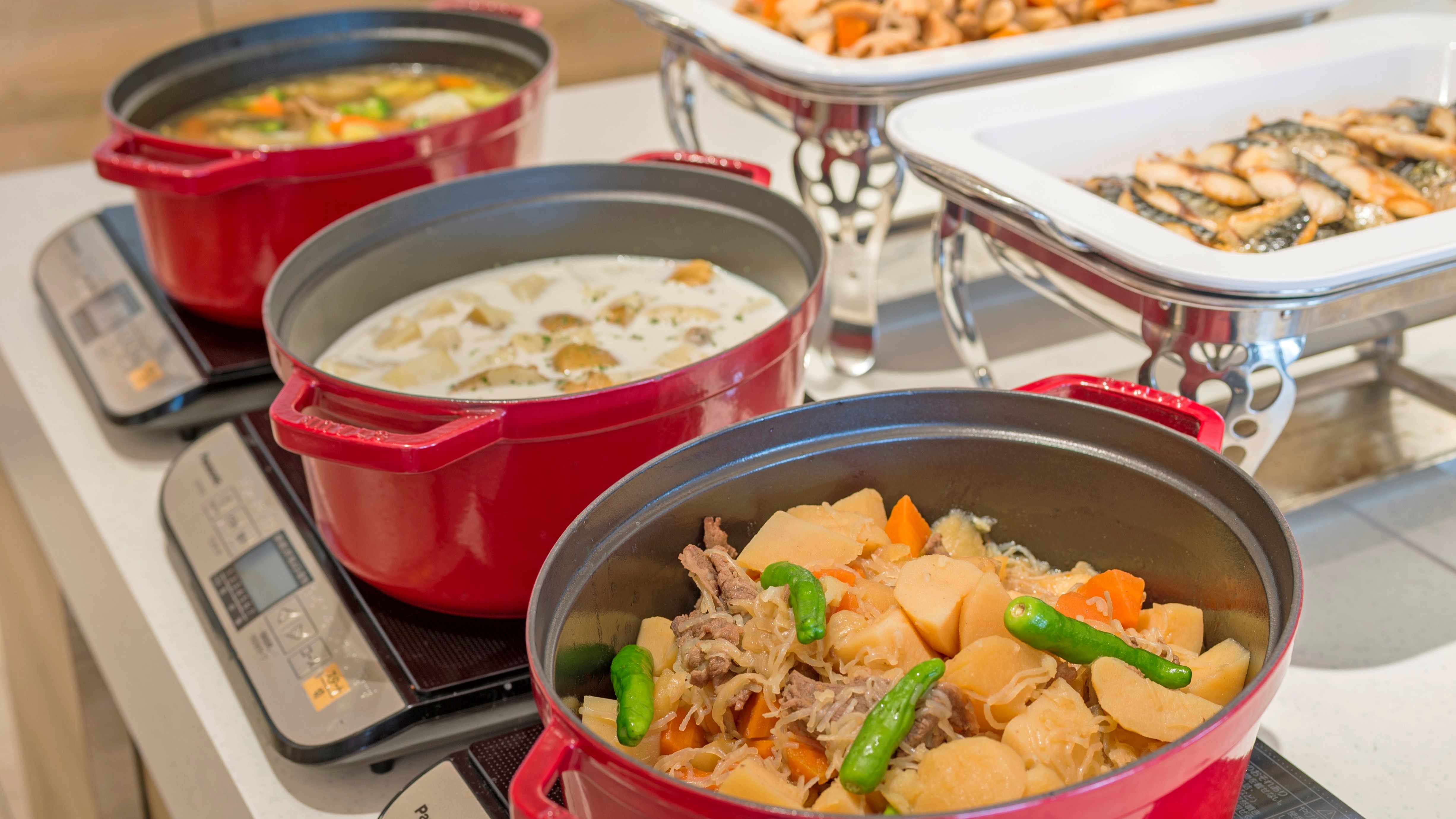 Breakfast buffet: Hot dishes made with plenty of over 20 kinds of vegetables.