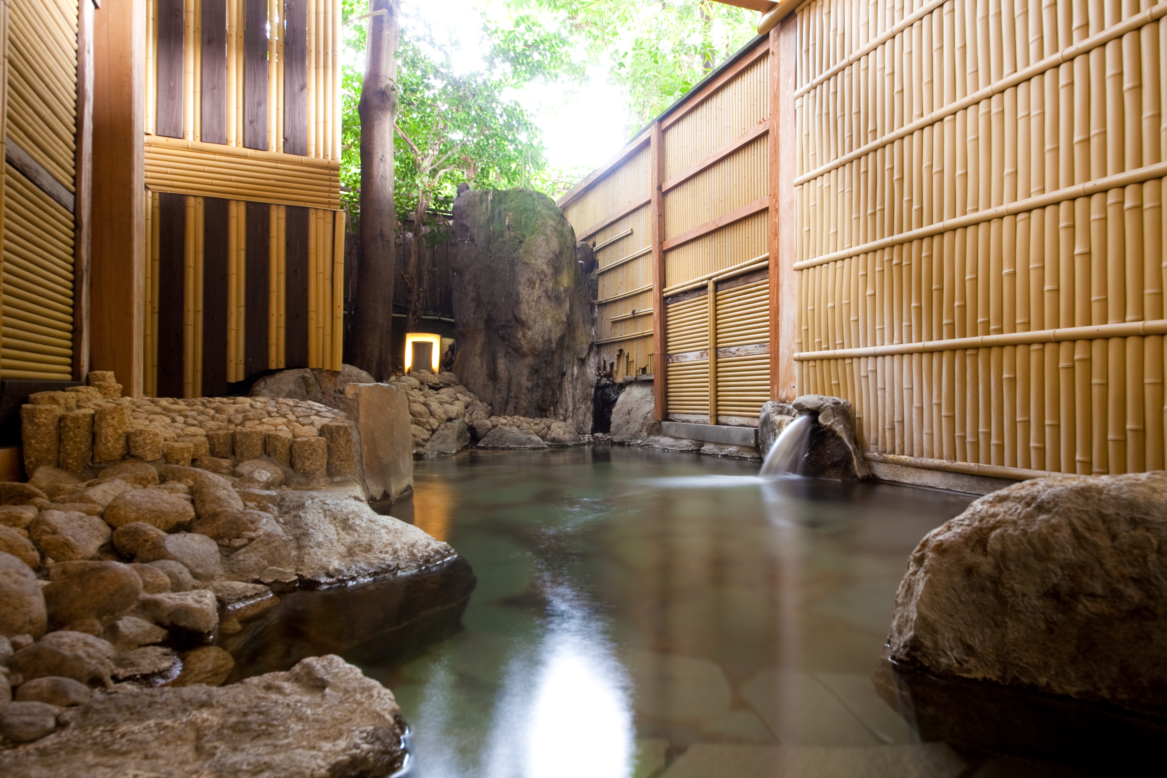 Semi-open-air public bath / separate by gender