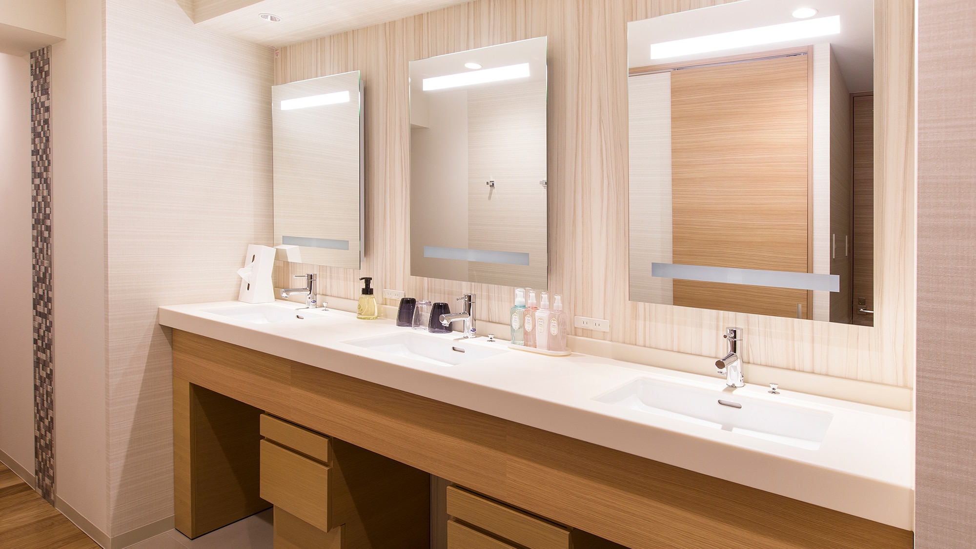 [Example of a standard triple room] With three wash basins, you can get ready smoothly without having to wait your turn.