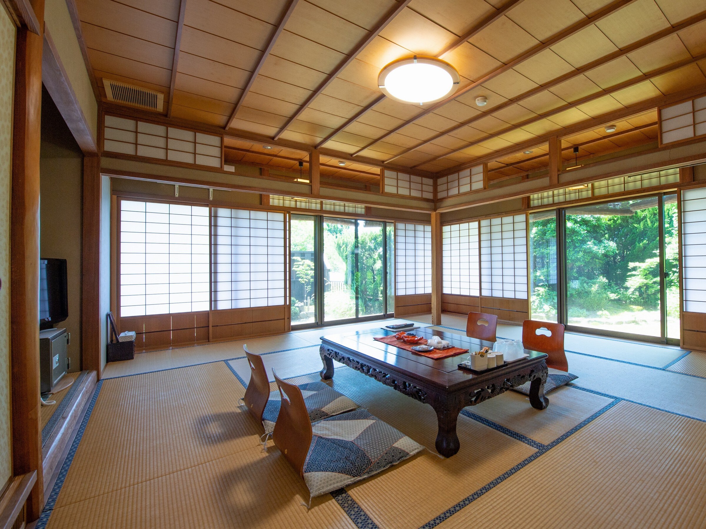 Japanese-style room 12 tatami mats (no toilet / washbasin)