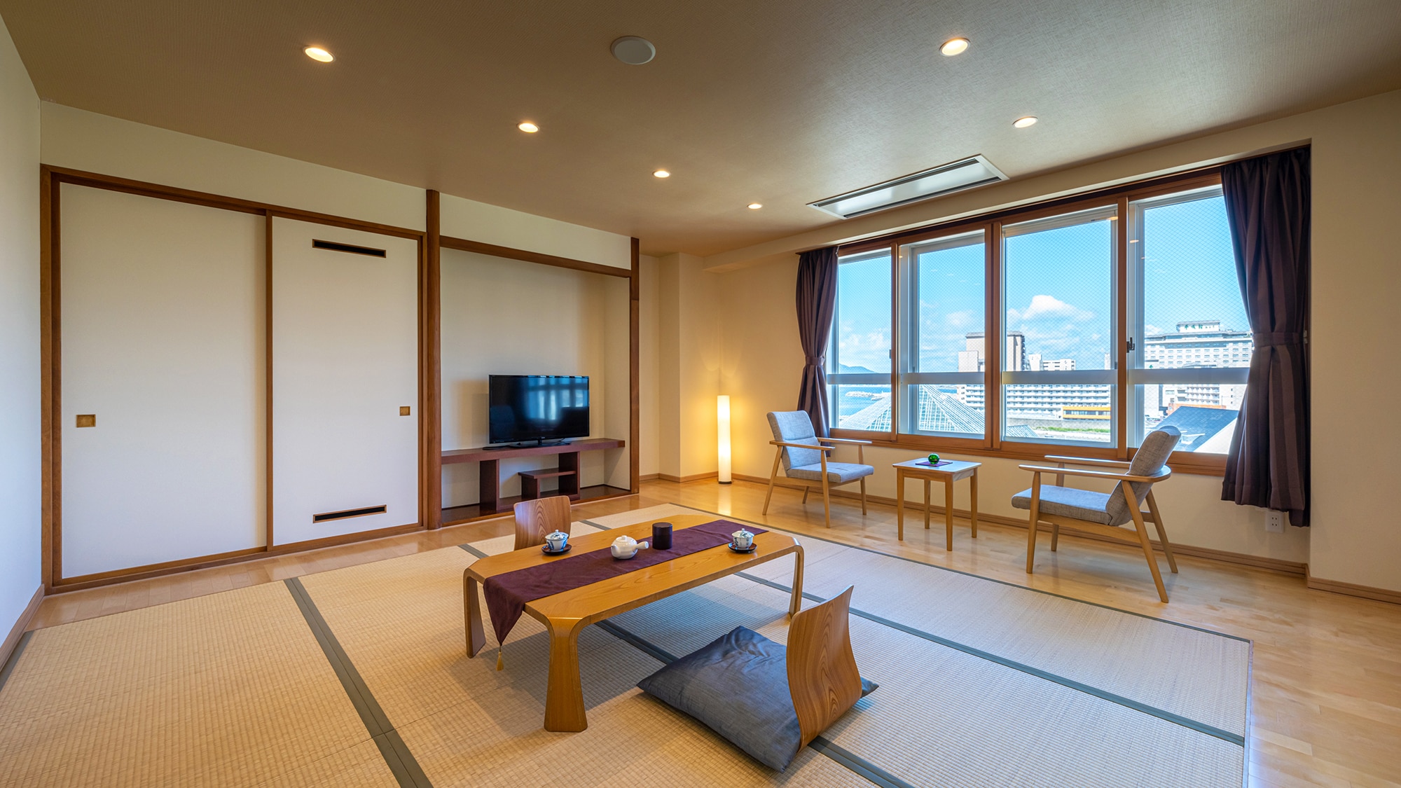 [Japanese-style room with partial ocean view] You can enjoy both the ocean and cityscape views.