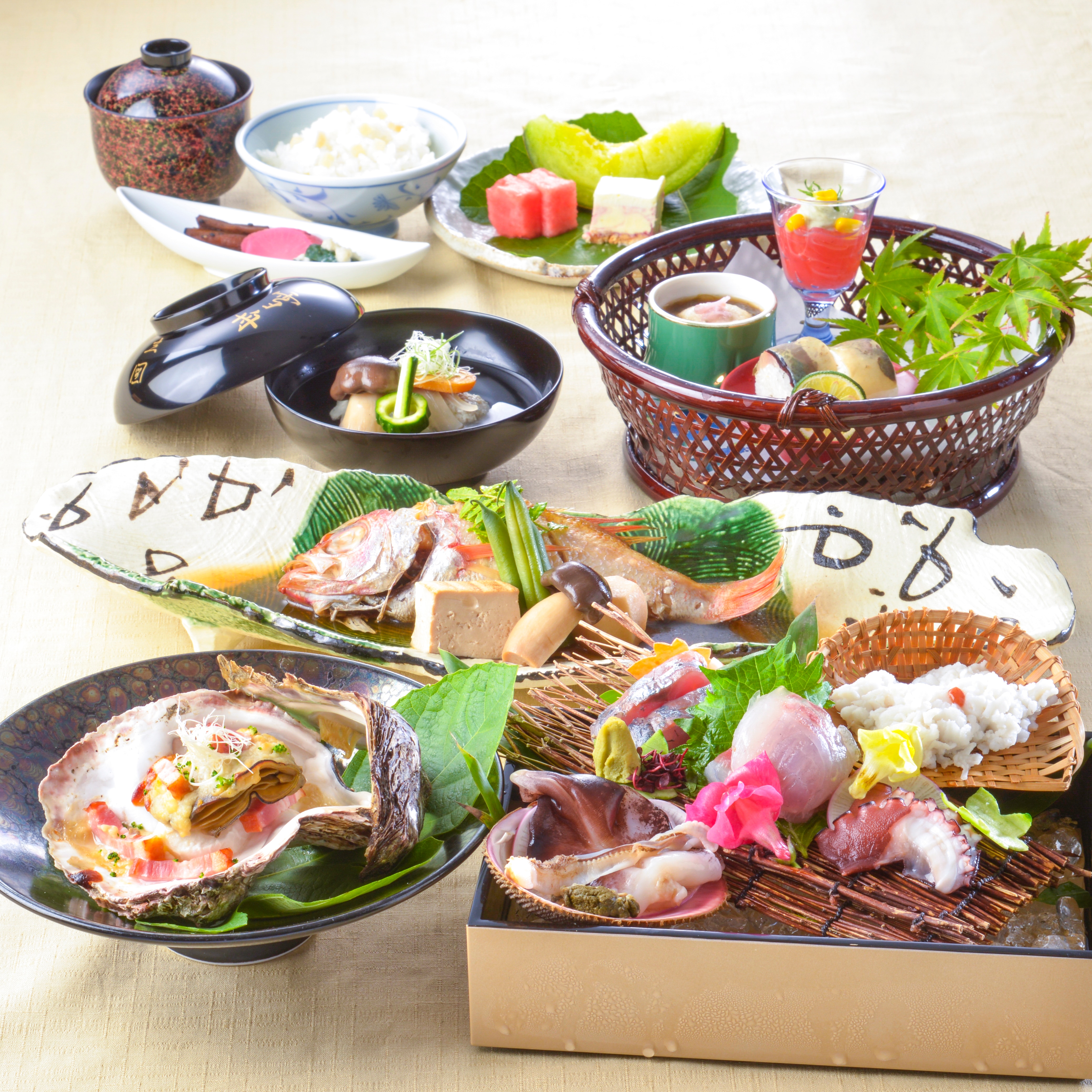 とり貝、岩牡蠣、どぐろ旨煮がついた豪華　特選会席