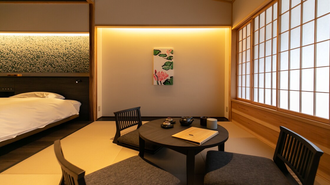Please relax in the tatami space in the room.