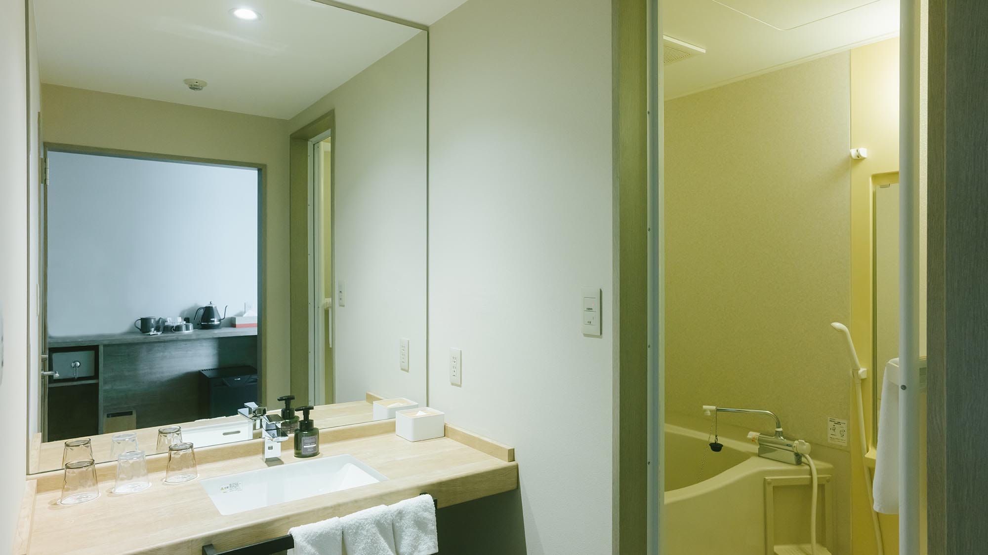 [2nd floor standard room] The sink, toilet and bathroom are separate. [Example]