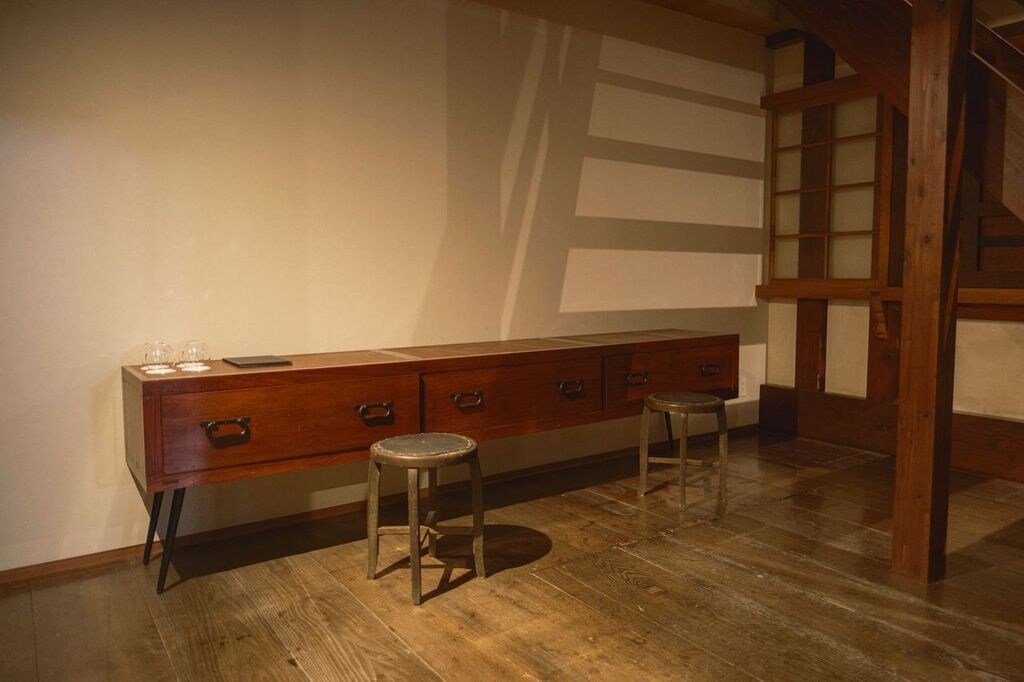 Ruang Bank/Kotak｜Lantai pertama Ruang Bank/Kotak dilengkapi dengan meja yang terbuat dari lemari laci satu tingkat yang didaur ulang.