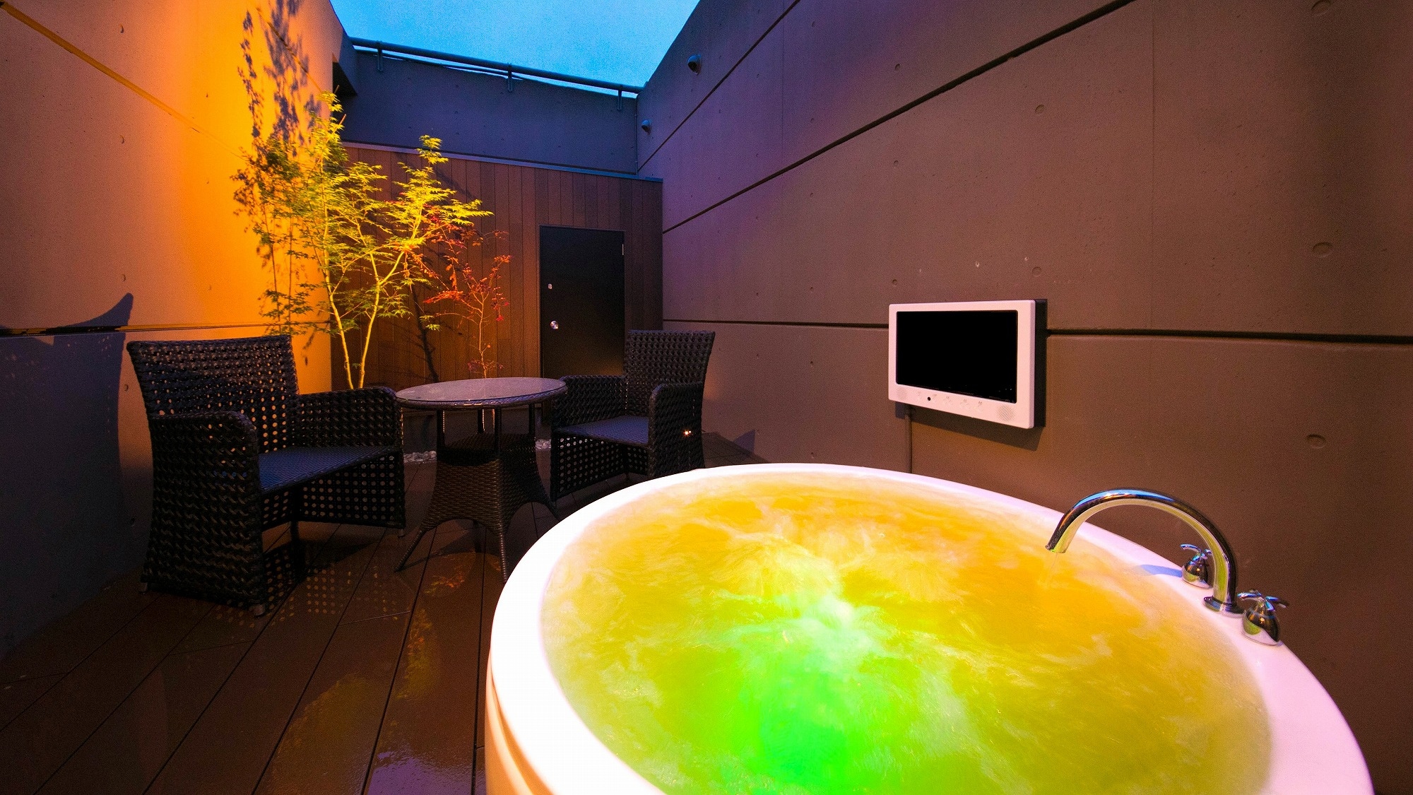 [Japanese-Western room/Jacuzzi bath] With open-air bath