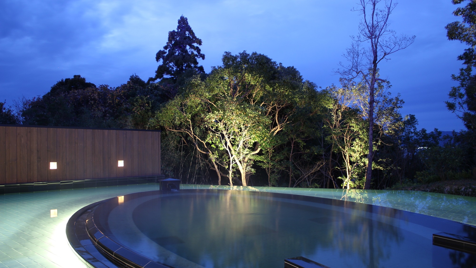 [Large public bath / open-air bath]
