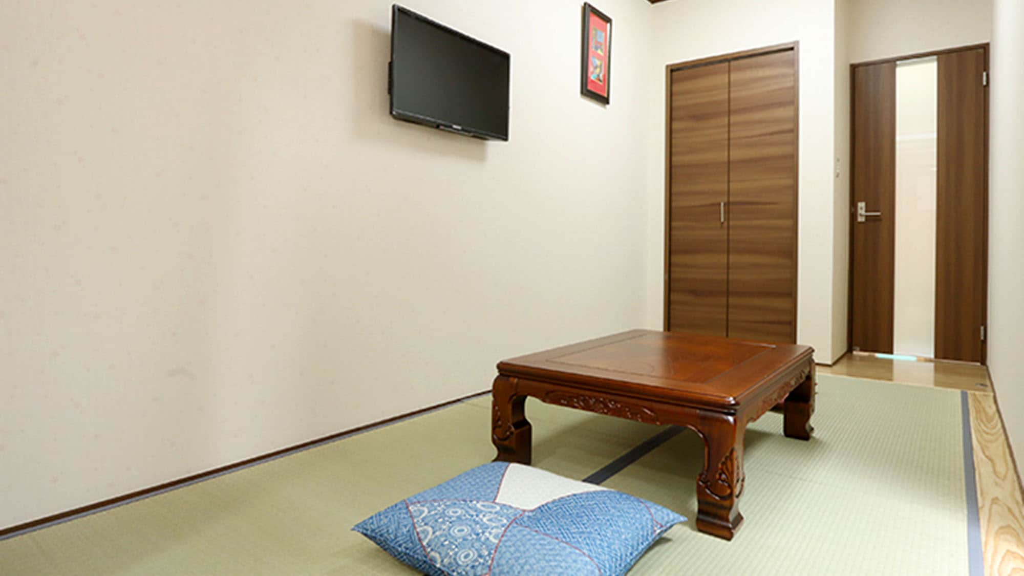 ・ "Sumire / Maple" room: Compact living space