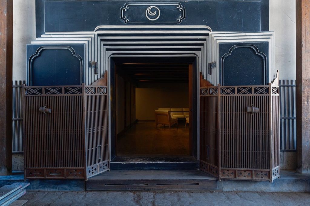 Suite dengan Hanui | Pintu masuk ke kamar tamu memanfaatkan gerbang gudang yang megah.