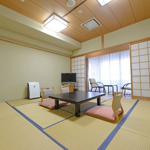 * [Japanese-style room 12.5 tatami mats] A Japanese-style room type that is perfect for families. Please stretch your legs and spend a relaxing time.