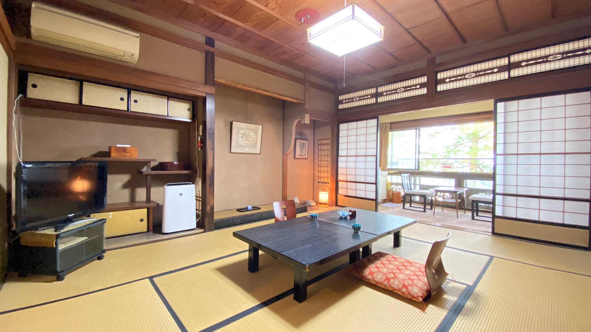 [Guest room] A Japanese-style room with a bathroom and toilet, measuring 12.5 tatami mats.
