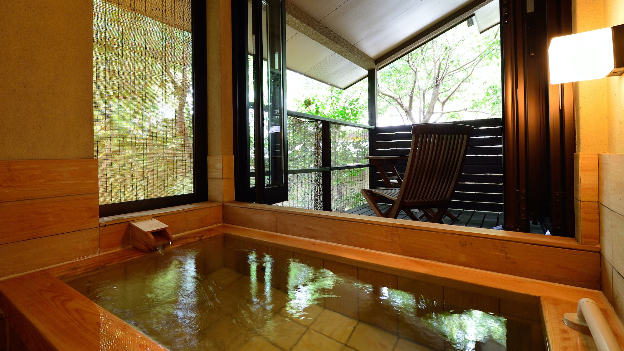 Semi-open-air bath in guest room (cypress)