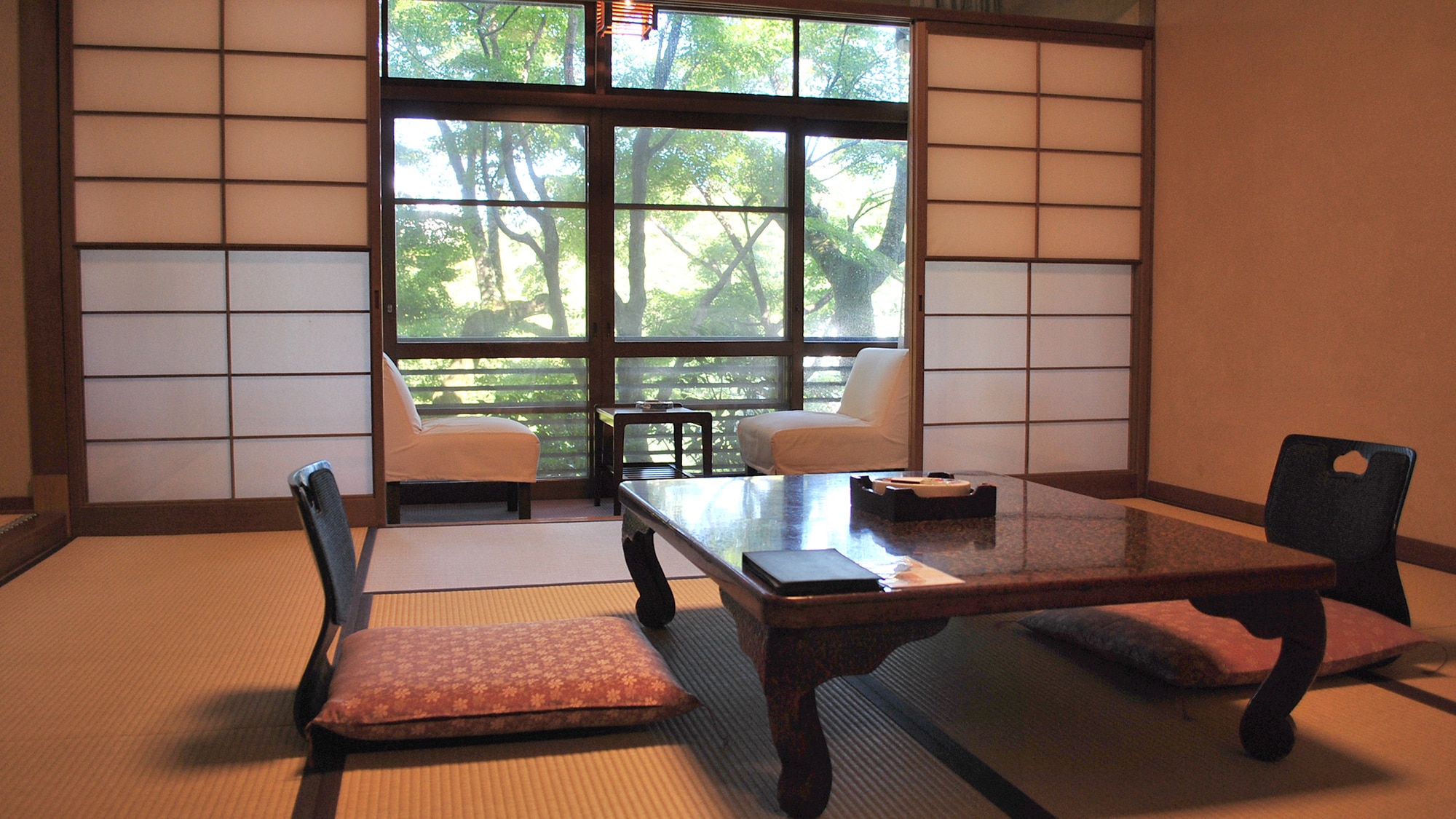 Kamar bergaya Jepang yang hangat dengan 8 hingga 10 tikar tatami menghadap Kaede (contoh)