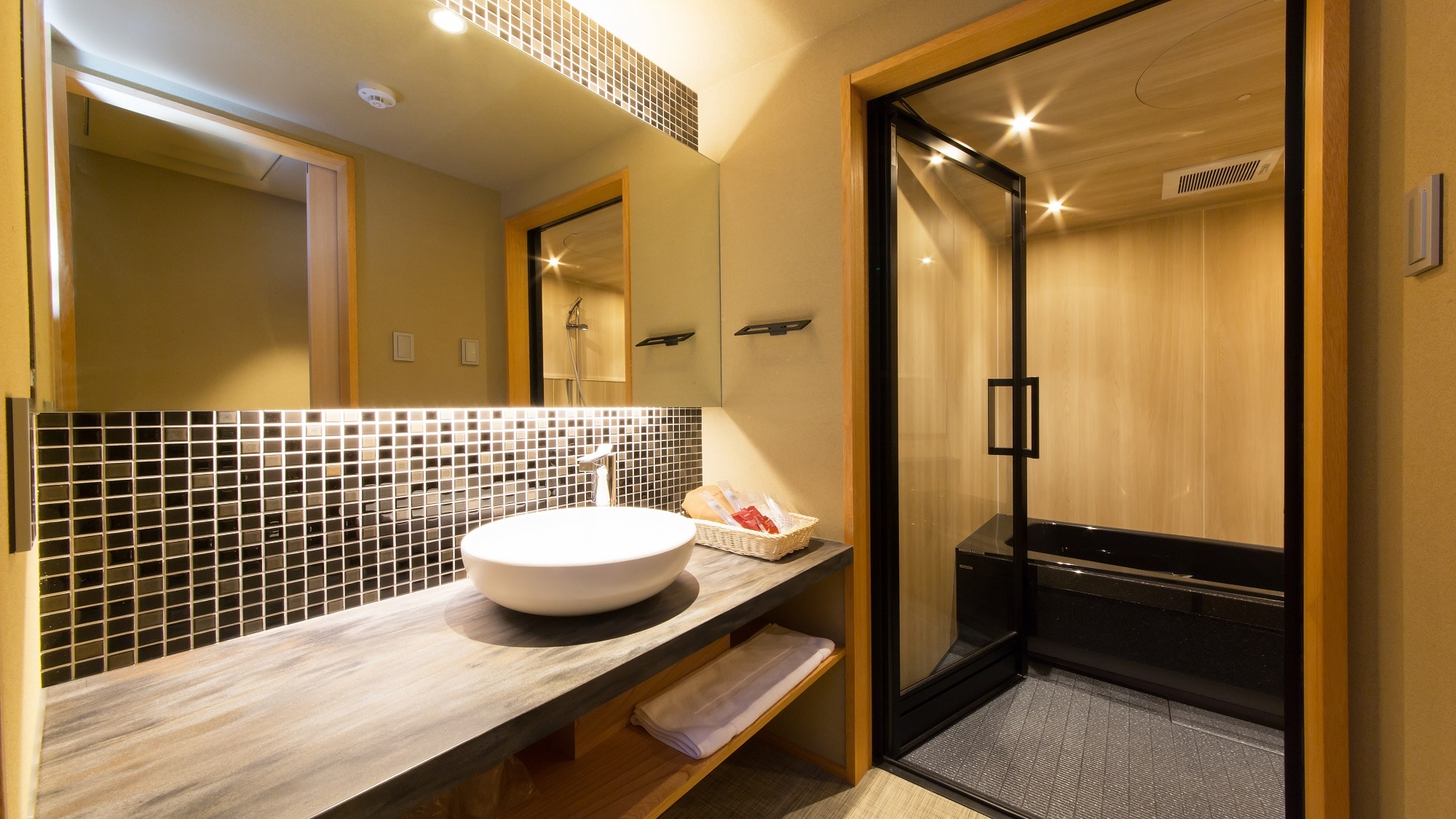 Deluxe Twin Room with Private Garden / Large bathtub will help you relax and relieve your travel fatigue!