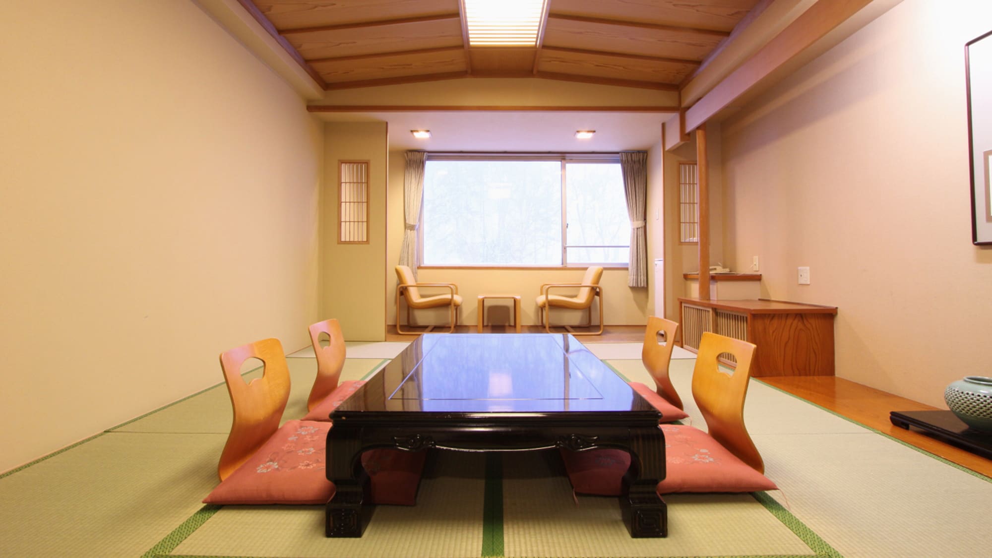 [Japanese-style room] A Japanese-style room is recommended for relaxing and relaxing.