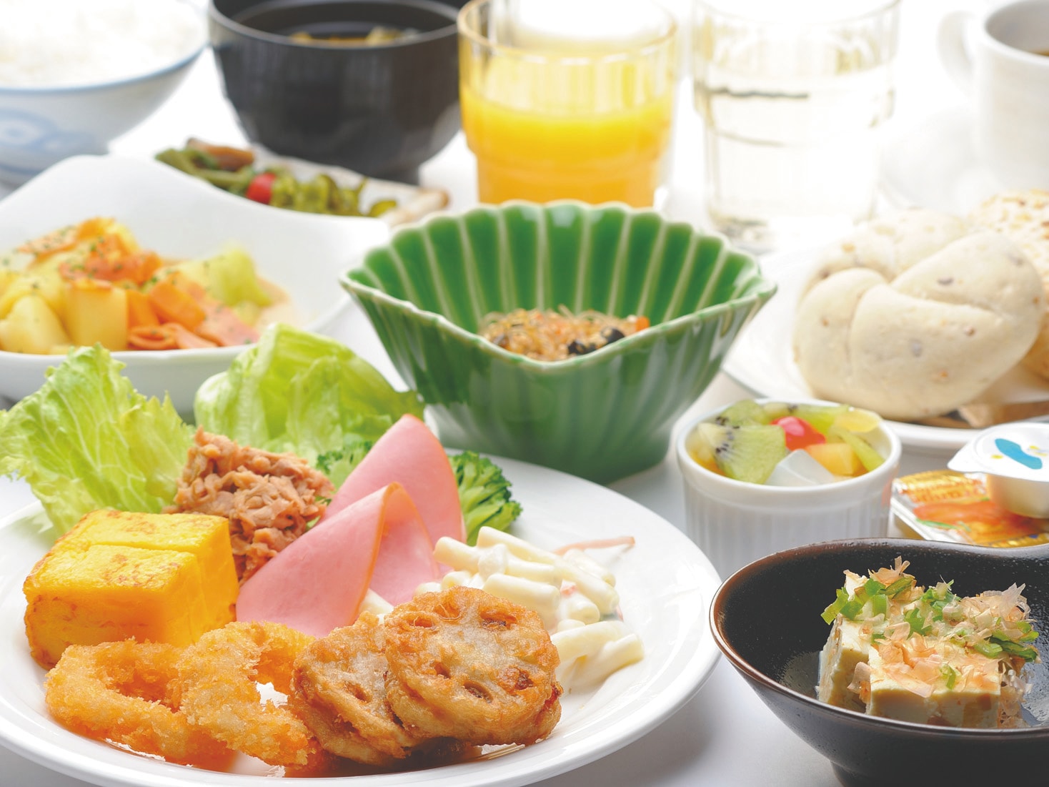 Start your day off in style with a rich breakfast buffet♪