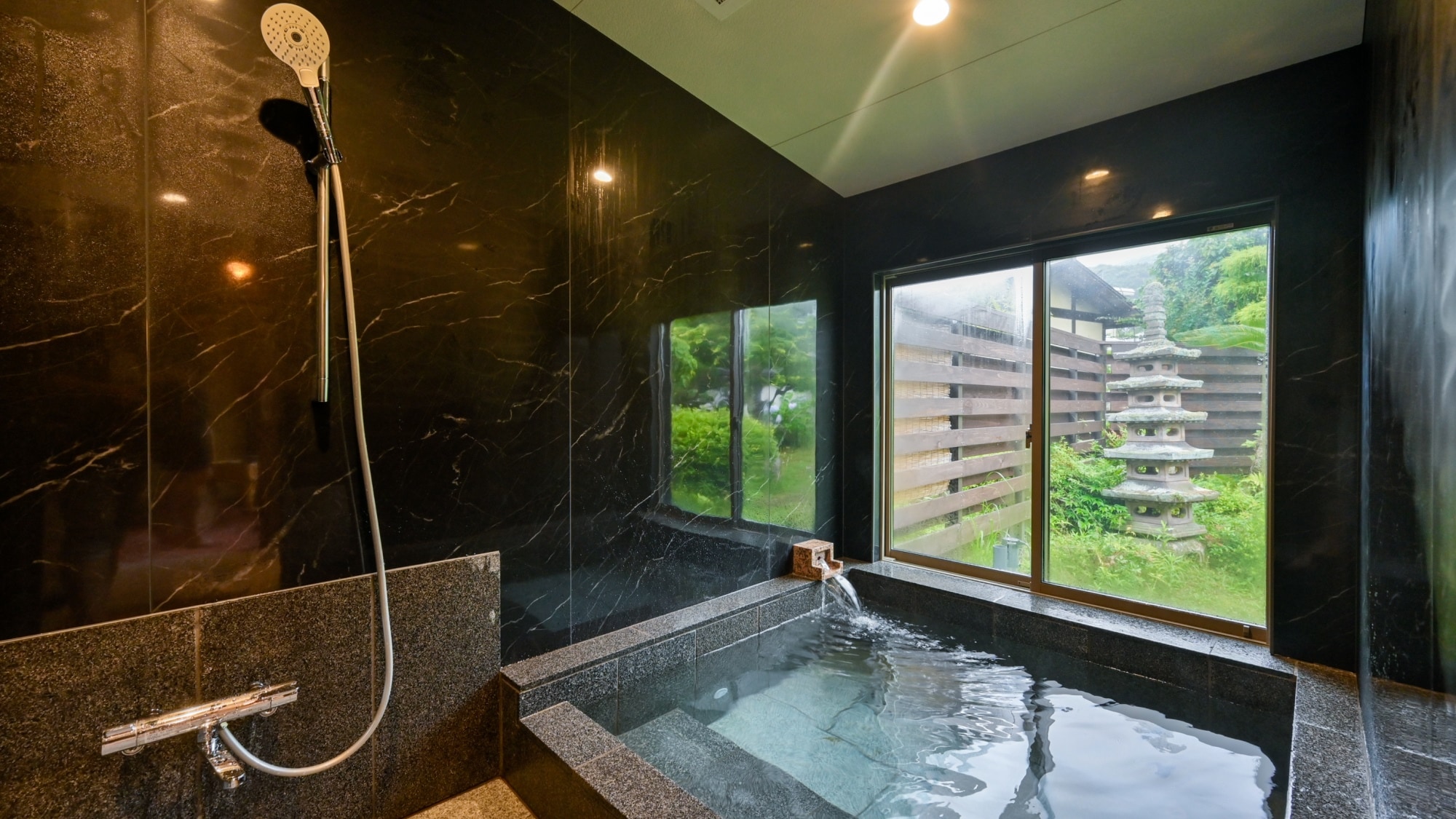 [Heike] - Japanese-Western style room - Japanese garden side - In the stone-paved indoor bath, you can enjoy the circulating hot spring water 24 hours a day.