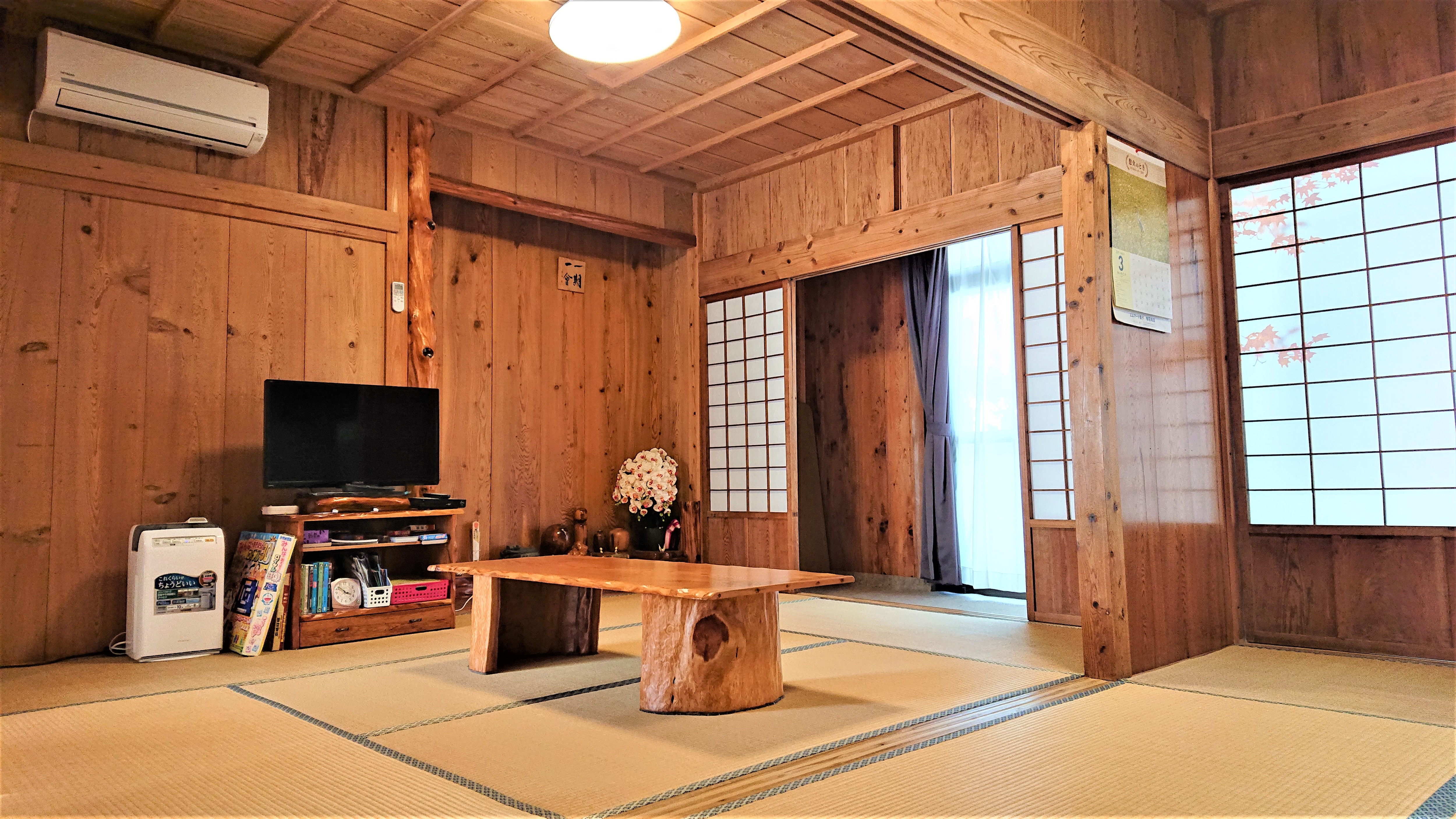 The whole Japanese-style room
