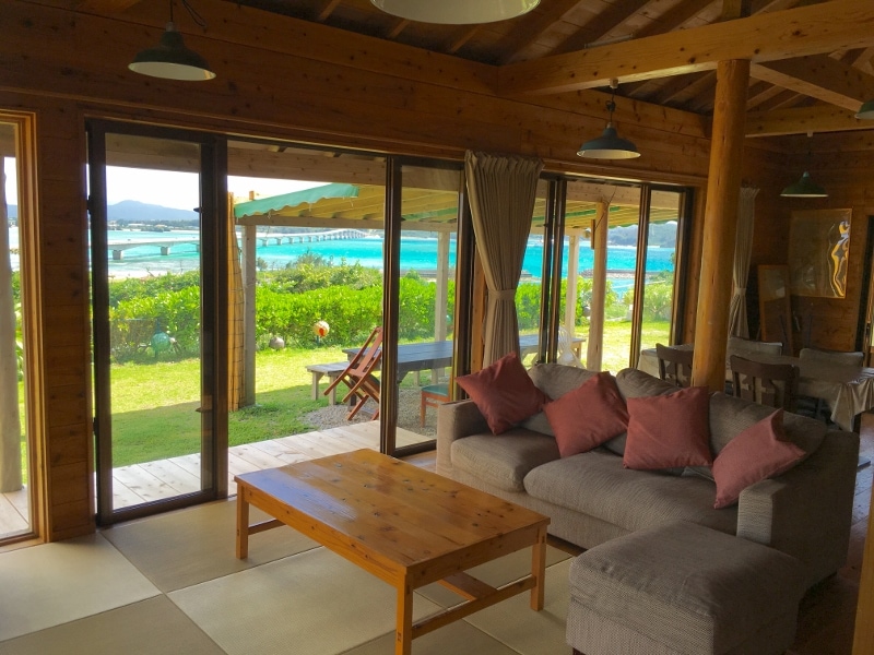 Kouri Ohashi overlooking the landlord and the clear blue sea