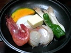 해산물과 야채 도자기 구이
