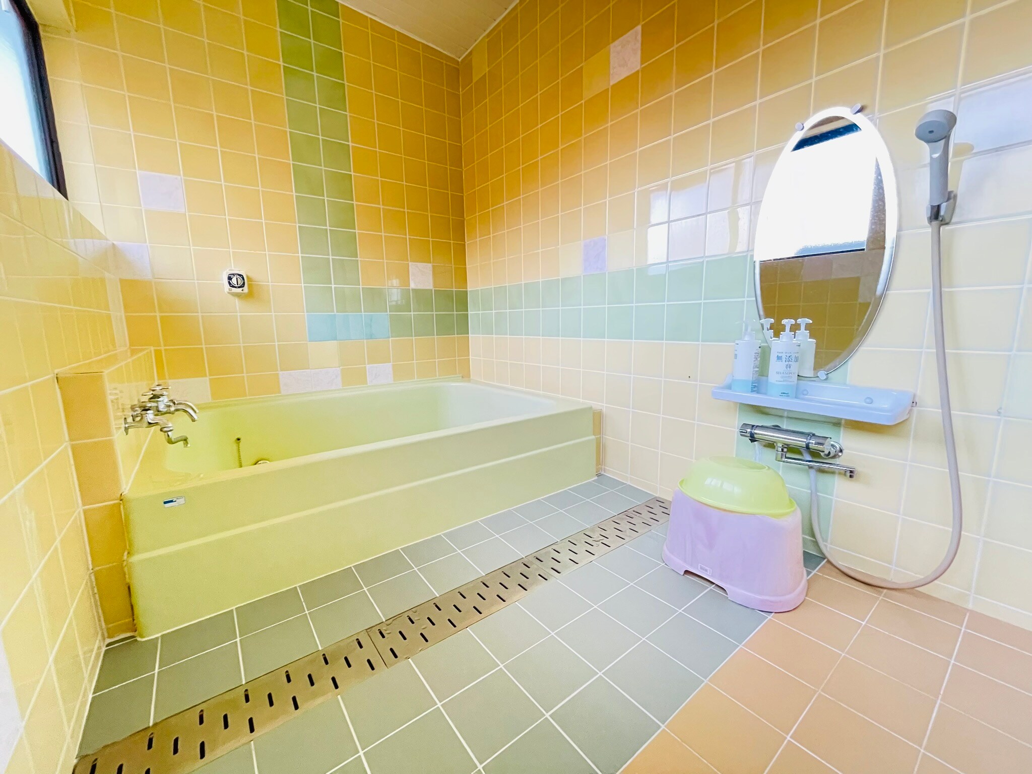 Bathroom (large): 2 washing areas. Shampoo, conditioner and body soap provided.