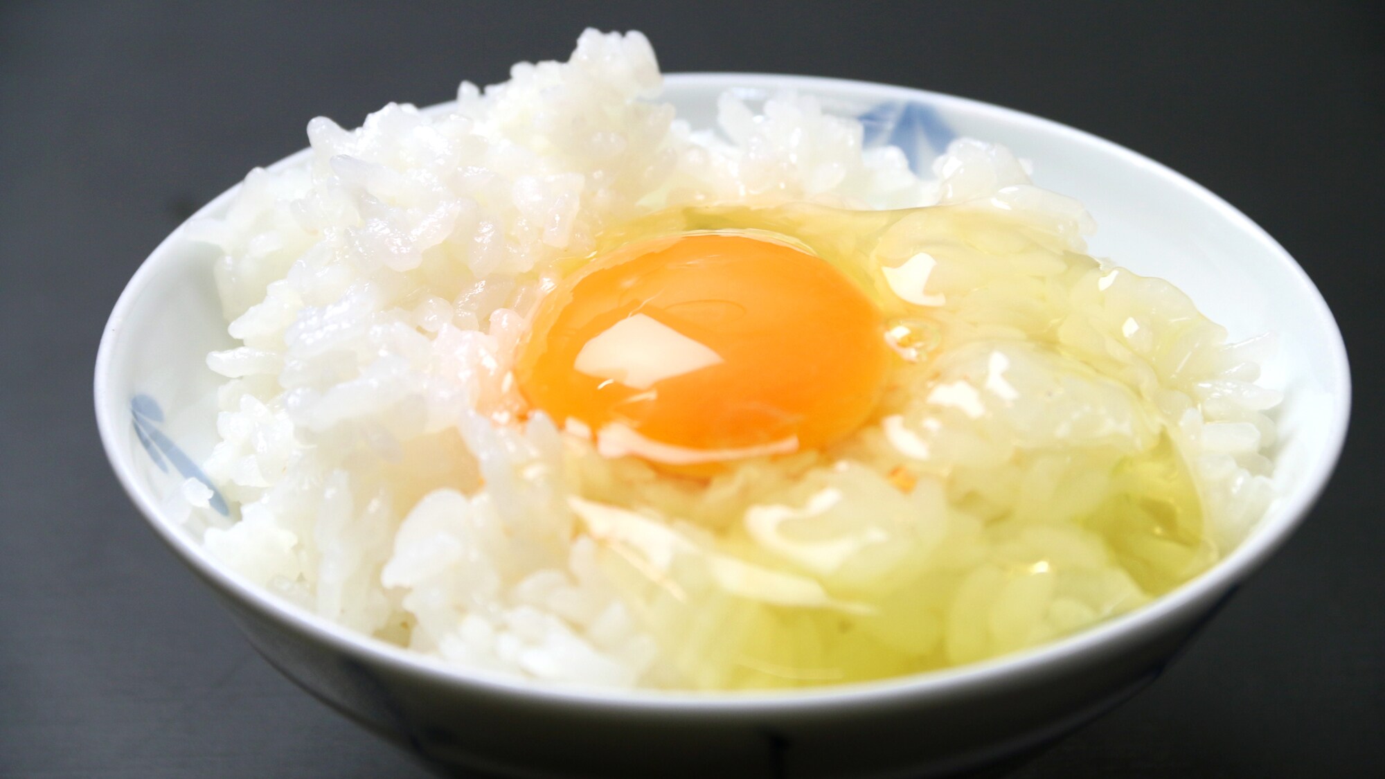 Untuk sarapan, kami menawarkan nasi lezat dengan telur mentah di atasnya!