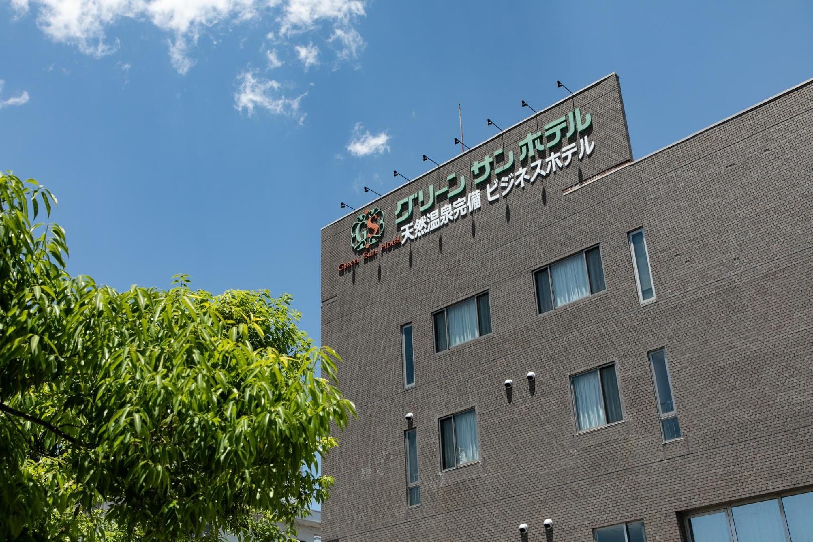 Bên ngoài khách sạn Green Sun